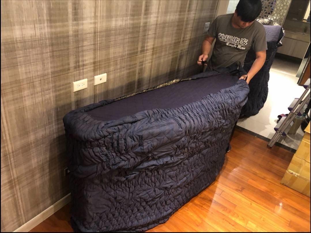 搬家公司推薦【榮福搬家】專業搬家,給您最有品質、最安全的搬運服務:實木製櫥櫃(下層)精緻包裝方式-以日式布套上下包袱兩層,再繫上布繩固定 搬家公司推薦【榮福搬家】專業搬家,給您最有品質、最安全的搬運服務:實木製櫥櫃(下層)精緻包裝方式-以日式布套上下包袱兩層,再繫上布繩固定
