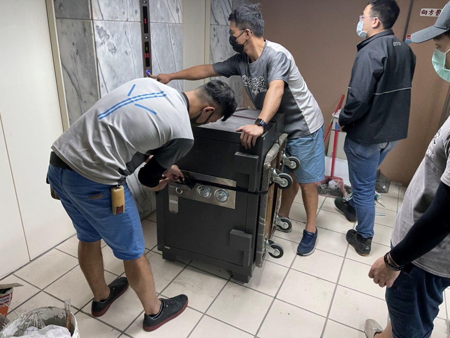 搬金庫、重物搬運【榮福搬家公司】石墩搬運、搬石椅、搬石頭桌、搬洗衣機、搬披薩窯、精搬金庫、搬保險櫃、精搬魚缸、精搬鋼琴、跨縣市搬家、搬工派遣、搬運、床墊搬運、冰箱搬運、大型家具搬運、單件家具運送、單一物件搬運、搬家首選、吊掛搬運、吊家具搬運、特殊重物搬運、專搬重物、新北搬家推薦、搬家公司、基隆搬家、南港搬家、桃園搬家公司、台北搬家公司推薦:大台北搬家,精緻包裝搬運「細膩包裝、專業搬運、用心服務、以客為尊」是榮福搬家公司的宗旨與精神。歡迎立即來電02-2651-2727專人服務。 搬金庫、重物搬運【榮福搬家公司】石墩搬運、搬石椅、搬石頭桌、搬洗衣機、搬披薩窯、精搬金庫、搬保險櫃、精搬魚缸、精搬鋼琴、跨縣市搬家、搬工派遣、搬運、床墊搬運、冰箱搬運、大型家具搬運、單件家具運送、單一物件搬運、搬家首選、吊掛搬運、吊家具搬運、特殊重物搬運、專搬重物、新北搬家推薦、搬家公司、基隆搬家、南港搬家、桃園搬家公司、台北搬家公司推薦:大台北搬家,精緻包裝搬運「細膩包裝、專業搬運、用心服務、以客為尊」是榮福搬家公司的宗旨與精神。歡迎立即來電02-2651-2727專人服務。