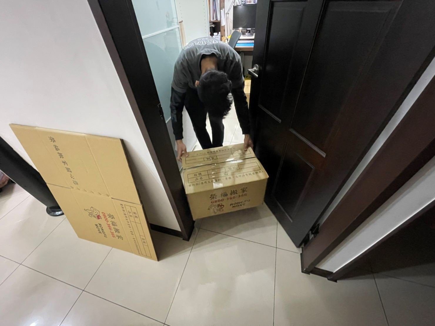 搬家公司推薦、新北搬家公司推薦【榮福搬家公司】精緻包裝搬運「細膩包裝、專業搬運、用心服務、以客為尊」是榮福搬家公司的宗旨與精神:搬家首選、南港搬家、桃園搬家公司推薦、台北搬家公司推薦、精緻搬家、精緻包裝、搬家達人、搬家具、冰箱搬運、基隆搬家、搬家電、床墊搬運、跨縣市搬家、家庭搬家、鋼琴搬運、搬工計時、搬運、搬家紙箱、搬家打包材料,針對顧客都秉持以用心實在專業搬家技巧,搬家實在用心值得您的信賴與選擇。歡迎來電咨詢02-2651-2727,榮福搬家有專員立即為您服務。 搬家公司推薦、新北搬家公司推薦【榮福搬家公司】精緻包裝搬運「細膩包裝、專業搬運、用心服務、以客為尊」是榮福搬家公司的宗旨與精神:搬家首選、南港搬家、桃園搬家公司推薦、台北搬家公司推薦、精緻搬家、精緻包裝、搬家達人、搬家具、冰箱搬運、基隆搬家、搬家電、床墊搬運、跨縣市搬家、家庭搬家、鋼琴搬運、搬工計時、搬運、搬家紙箱、搬家打包材料,針對顧客都秉持以用心實在專業搬家技巧,搬家實在用心值得您的信賴與選擇。歡迎來電咨詢02-2651-2727,榮福搬家有專員立即為您服務。