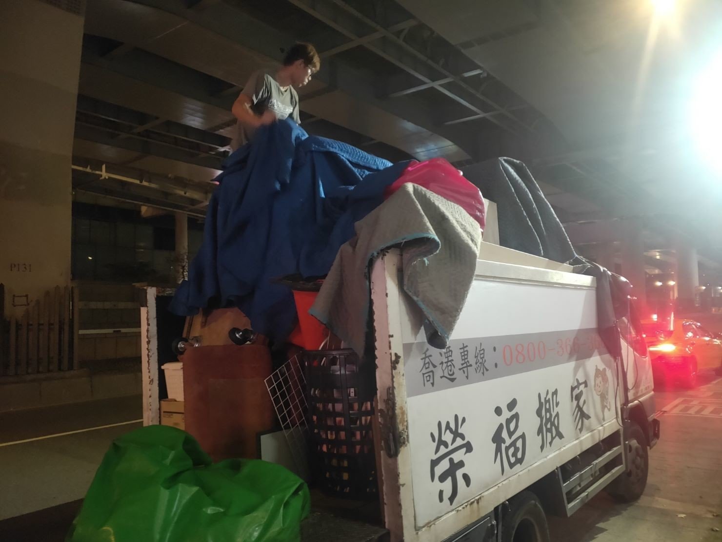 捷運地下街店面搬遷【榮福搬家公司】店面搬遷、精搬金庫、搬保險櫃、精搬魚缸、魚缸搬運、跨縣搬家、搬工派遣、搬洗衣機、搬床墊、搬冰箱、搬家具、搬家首選、吊掛搬運、吊家具搬運、新北搬家公司推薦、桃園搬家推薦、南港搬家、基隆搬家、台北搬家公司推薦:大台北搬家,精緻包裝搬運「細膩包裝、專業搬運、用心服務、以客為尊」是榮福搬家公司的宗旨與精神。歡迎立即來電02-2651-2727專人服務。 捷運地下街店面搬遷【榮福搬家公司】店面搬遷、精搬金庫、搬保險櫃、精搬魚缸、魚缸搬運、跨縣搬家、搬工派遣、搬洗衣機、搬床墊、搬冰箱、搬家具、搬家首選、吊掛搬運、吊家具搬運、新北搬家公司推薦、桃園搬家推薦、南港搬家、基隆搬家、台北搬家公司推薦:大台北搬家,精緻包裝搬運「細膩包裝、專業搬運、用心服務、以客為尊」是榮福搬家公司的宗旨與精神。歡迎立即來電02-2651-2727專人服務。