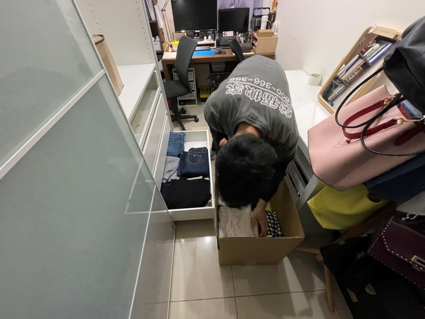 搬家公司推薦、新北搬家公司推薦【榮福搬家公司】精緻包裝搬運「細膩包裝、專業搬運、用心服務、以客為尊」是榮福搬家公司的宗旨與精神:搬家首選、南港搬家、桃園搬家公司推薦、台北搬家公司推薦、精緻搬家、精緻包裝、搬家達人、搬家具、冰箱搬運、基隆搬家、搬家電、床墊搬運、跨縣市搬家、家庭搬家、鋼琴搬運、搬工計時、搬運、搬家紙箱、搬家打包材料,針對顧客都秉持以用心實在專業搬家技巧,搬家實在用心值得您的信賴與選擇。歡迎來電咨詢02-2651-2727,榮福搬家有專員立即為您服務。 搬家公司推薦、新北搬家公司推薦【榮福搬家公司】精緻包裝搬運「細膩包裝、專業搬運、用心服務、以客為尊」是榮福搬家公司的宗旨與精神:搬家首選、南港搬家、桃園搬家公司推薦、台北搬家公司推薦、精緻搬家、精緻包裝、搬家達人、搬家具、冰箱搬運、基隆搬家、搬家電、床墊搬運、跨縣市搬家、家庭搬家、鋼琴搬運、搬工計時、搬運、搬家紙箱、搬家打包材料,針對顧客都秉持以用心實在專業搬家技巧,搬家實在用心值得您的信賴與選擇。歡迎來電咨詢02-2651-2727,榮福搬家有專員立即為您服務。
