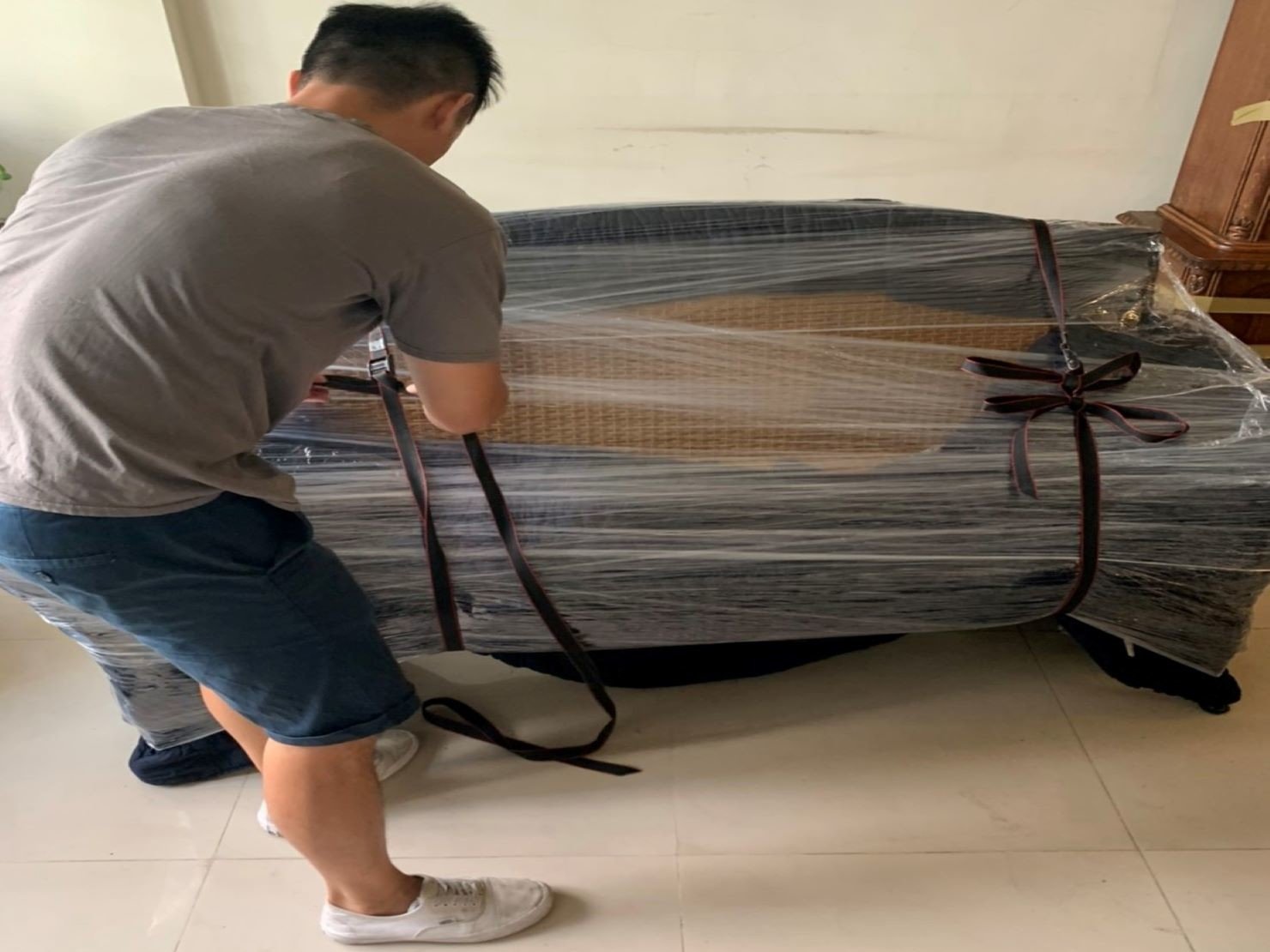 搬家【榮福搬家】搬家公司推薦、口碑第一、台北搬家:三人座藤製椅以日式保護布套將藤製椅包覆,再用膠膜層層綑繞後繫上布繩。 搬家【榮福搬家】搬家公司推薦、口碑第一、台北搬家:三人座藤製椅以日式保護布套將藤製椅包覆,再用膠膜層層綑繞後繫上布繩。