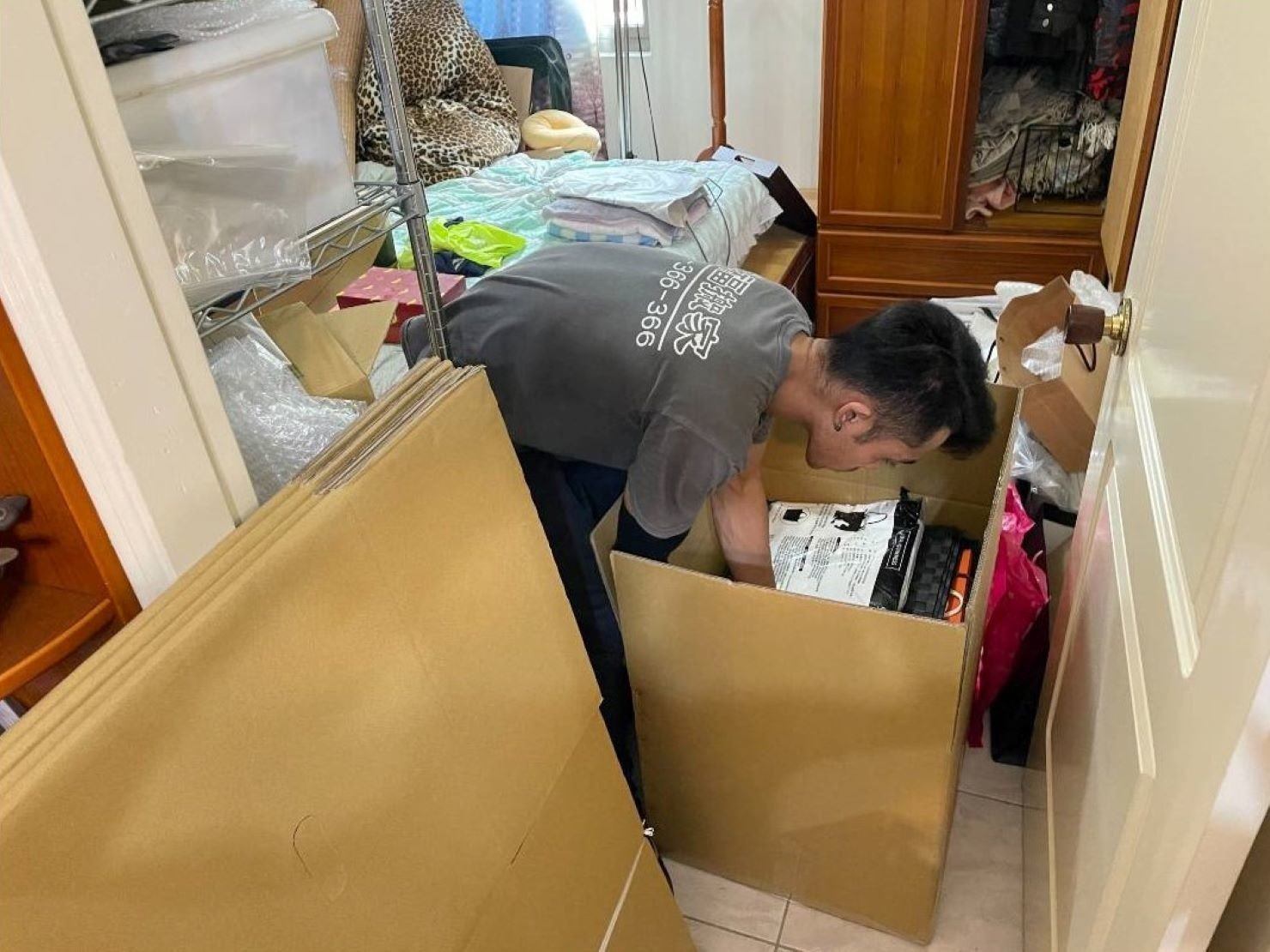 無痛搬家、專人打包、搬家公司推薦、新北搬家公司推薦【榮福搬家公司】國際海運包裝、國際海運運送、安全包裝、基隆搬家、南港搬家、桃園搬家公司推薦、家庭搬家、精密儀器搬運、精密儀器包裝、客製化精緻搬家、精緻包裝、裝箱打包、跨縣市搬家、搬工計時、人工搬運、床墊搬運、冰箱搬運、搬家具、單件家具搬運、單一物件搬運、藝術品包裝運輸、藝術品搬運、搬家首選、吊掛搬運、吊家具搬運、搬家紙箱、氣泡捲、膠膜、黃色透明膠帶、白土報紙、大型家具搬運、紅酒瓶精緻包裝、紅酒櫃包裝、台北搬家公司推薦:大台北搬家,精緻包裝搬運「細膩包裝、專業搬運、用心服務、以客為尊」是榮福搬家公司的宗旨與精神。歡迎立即來電02-2651-2727專人服務。 無痛搬家、專人打包、搬家公司推薦、新北搬家公司推薦【榮福搬家公司】國際海運包裝、國際海運運送、安全包裝、基隆搬家、南港搬家、桃園搬家公司推薦、家庭搬家、精密儀器搬運、精密儀器包裝、客製化精緻搬家、精緻包裝、裝箱打包、跨縣市搬家、搬工計時、人工搬運、床墊搬運、冰箱搬運、搬家具、單件家具搬運、單一物件搬運、藝術品包裝運輸、藝術品搬運、搬家首選、吊掛搬運、吊家具搬運、搬家紙箱、氣泡捲、膠膜、黃色透明膠帶、白土報紙、大型家具搬運、紅酒瓶精緻包裝、紅酒櫃包裝、台北搬家公司推薦:大台北搬家,精緻包裝搬運「細膩包裝、專業搬運、用心服務、以客為尊」是榮福搬家公司的宗旨與精神。歡迎立即來電02-2651-2727專人服務。
