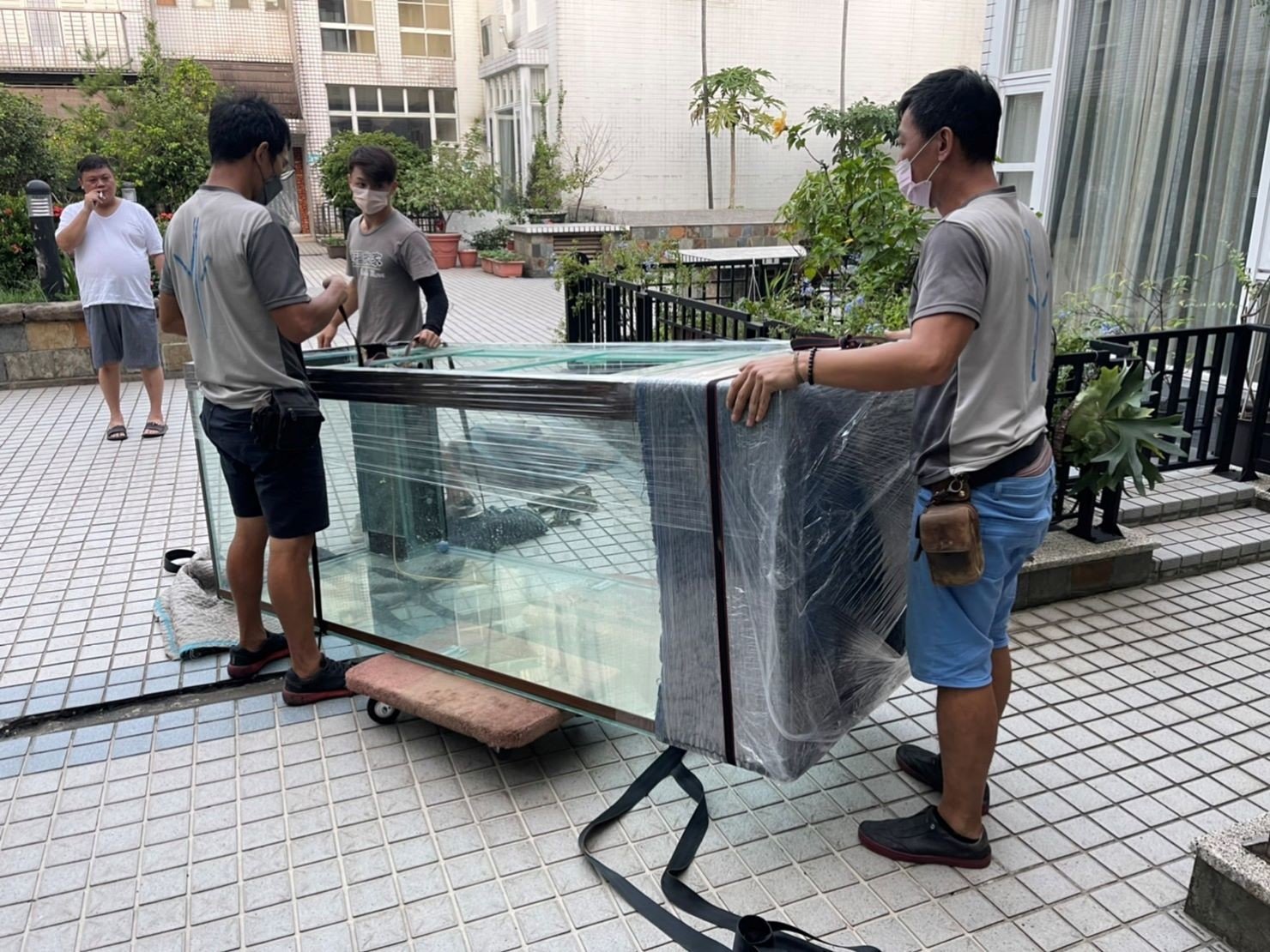 特殊搬運、搬重物【榮福搬家公司】8尺玻璃魚缸、搬單一玻璃魚缸、水族魚缸、精搬魚缸、展示魚缸、風水魚缸、搬魚缸、家庭搬家、跨縣市搬家、搬工計時、人力搬運、、搬家首選、特殊重物搬運、專搬重物、搬重物技巧、新北搬家公司推薦、搬家車、搬家公司、基隆搬家、南港搬家、桃園搬家公司推薦、台北搬家公司推薦:大台北搬家,精緻包裝搬運「細膩包裝、專業搬運、用心服務、以客為尊」是榮福搬家公司的宗旨與精神。歡迎立即來電02-2651-2727專人服務。 特殊搬運、搬重物【榮福搬家公司】8尺玻璃魚缸、搬單一玻璃魚缸、水族魚缸、精搬魚缸、展示魚缸、風水魚缸、搬魚缸、家庭搬家、跨縣市搬家、搬工計時、人力搬運、、搬家首選、特殊重物搬運、專搬重物、搬重物技巧、新北搬家公司推薦、搬家車、搬家公司、基隆搬家、南港搬家、桃園搬家公司推薦、台北搬家公司推薦:大台北搬家,精緻包裝搬運「細膩包裝、專業搬運、用心服務、以客為尊」是榮福搬家公司的宗旨與精神。歡迎立即來電02-2651-2727專人服務。