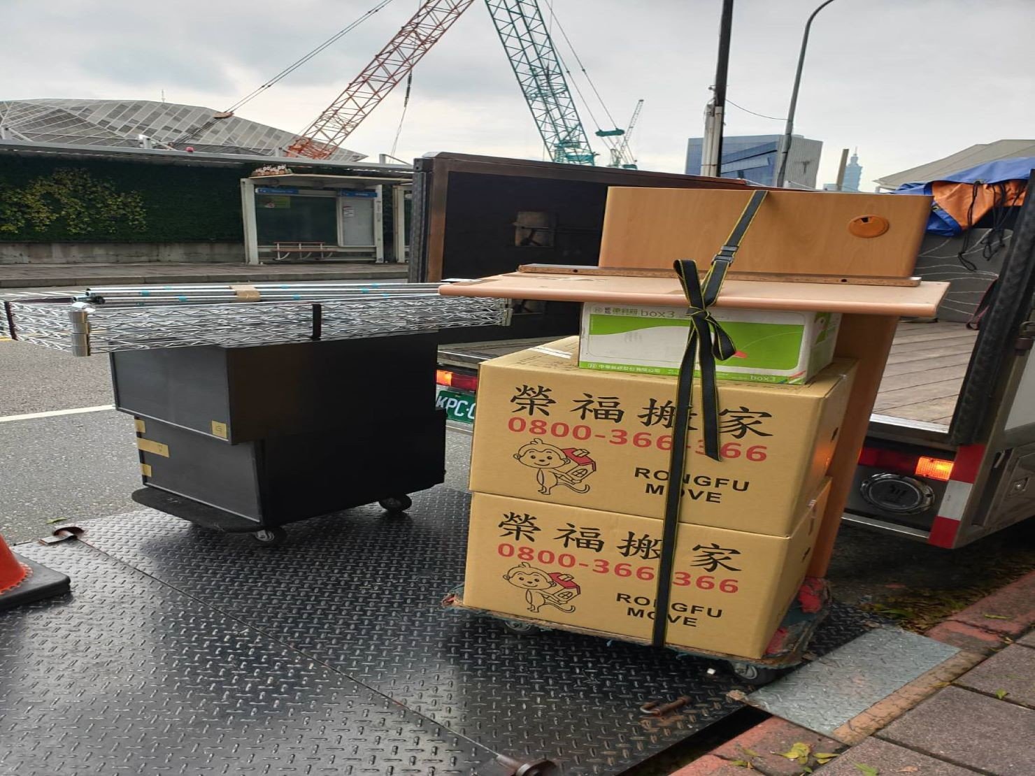 公司搬遷【榮福搬家】搬公司給您最有優質搬家、最安全的搬運服務:鐡架打包上貨車 公司搬遷【榮福搬家】搬公司給您最有優質搬家、最安全的搬運服務:鐡架打包上貨車