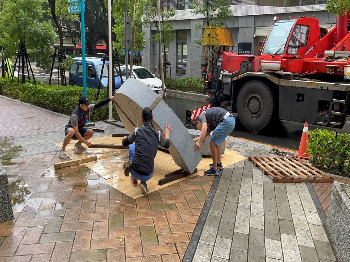 重物搬運/南港搬家【榮福搬家公司】搬洗衣機、搬披薩窯、精搬金庫、搬保險櫃、精搬魚缸、跨縣搬家、搬工派遣、搬床墊、搬冰箱、搬家具、搬家首選、吊掛搬運、吊家具搬運、台北搬家公司推薦:大台北搬家、新北搬家推薦,精緻包裝搬運「細膩包裝、專業搬運、用心服務、以客為尊」是榮福搬家公司的宗旨與精神。歡迎立即來電02-2651-2727專人服務。 重物搬運/南港搬家【榮福搬家公司】搬洗衣機、搬披薩窯、精搬金庫、搬保險櫃、精搬魚缸、跨縣搬家、搬工派遣、搬床墊、搬冰箱、搬家具、搬家首選、吊掛搬運、吊家具搬運、台北搬家公司推薦:大台北搬家、新北搬家推薦,精緻包裝搬運「細膩包裝、專業搬運、用心服務、以客為尊」是榮福搬家公司的宗旨與精神。歡迎立即來電02-2651-2727專人服務。