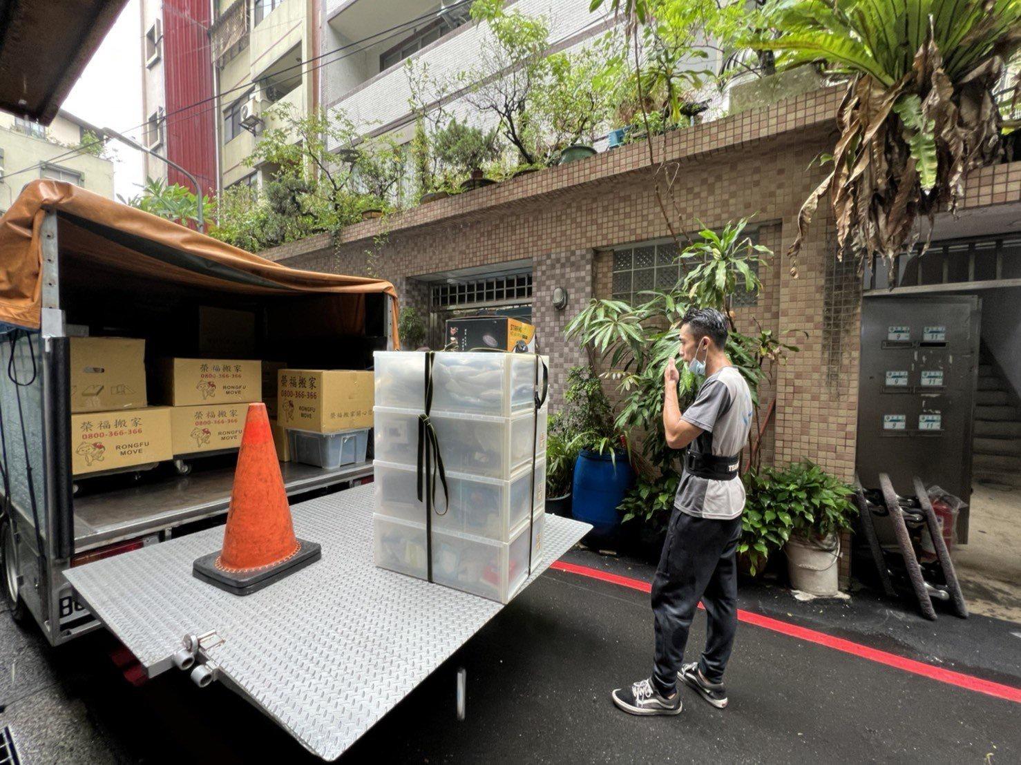 台北專業搬家|新北搬家|南港搬家|汐止專業搬家|雙北可信賴搬家|三重蘆洲專業搬家|五股搬家|林口搬家|小資族搬家|一房一廳套房搬家|台北少量家具搬家|新北少量家具搬家|汐止少量家具搬家|三重蘆洲少量家具搬家|雙人床架拆組裝|洗衣機搬運|沙發搬運|書桌搬運|餐桌搬運|鋼琴搬運,搬家公司推薦【榮福搬家公司】屬於專業搬家精緻服務搬運以「細膩安全專業搬運、用心服務、以客為尊」之宗旨與精神搬運服務客戶,歡迎來電02-2651-2727專人服務。 台北專業搬家|新北搬家|南港搬家|汐止專業搬家|雙北可信賴搬家|三重蘆洲專業搬家|五股搬家|林口搬家|小資族搬家|一房一廳套房搬家|台北少量家具搬家|新北少量家具搬家|汐止少量家具搬家|三重蘆洲少量家具搬家|雙人床架拆組裝|洗衣機搬運|沙發搬運|書桌搬運|餐桌搬運|鋼琴搬運,搬家公司推薦【榮福搬家公司】屬於專業搬家精緻服務搬運以「細膩安全專業搬運、用心服務、以客為尊」之宗旨與精神搬運服務客戶,歡迎來電02-2651-2727專人服務。