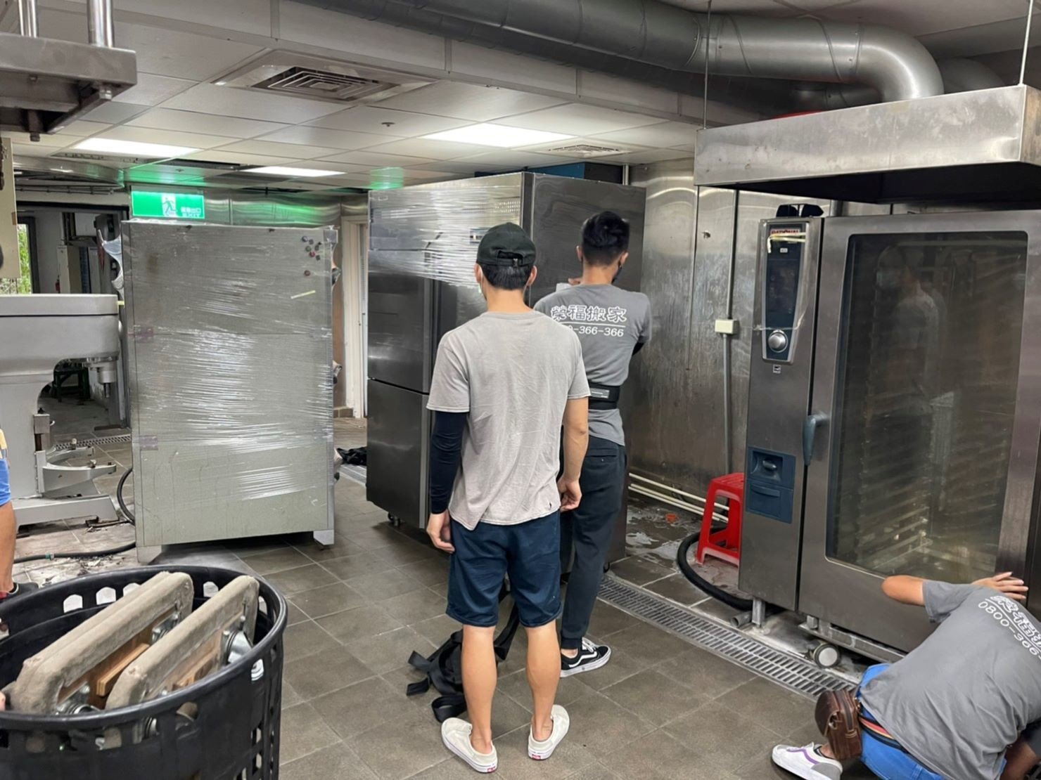 店面搬遷、搬家公司推薦、台北搬家推薦【榮福搬家公司】搬生財器具、搬冷凍櫃、搬冷藏冰箱、大型爐台搬運、搬窯烤爐、搬營業用蒸烤箱、南港搬家、桃園搬家公司推薦、新北搬家公司推薦、百貨公司進撤櫃、專櫃進撤櫃、企業搬運服務、搬公司行號、廠房遷移、搬精密儀器、公司行號搬遷、政府機關搬遷、百貨專櫃遷移、學校單位搬遷、大型設備搬遷、搬大型廚房設備、中央廚房搬遷、搬營業用冰箱、搬營業用製冰機、三層營業用烤箱搬運、搬工作檯冰箱、搬工計時、搬工服務、人力搬運,針對顧客都秉持以用心實在專業搬家技巧,搬家實在用心值得您的信賴與選擇。歡迎來電咨詢02-2651-2727,榮福搬家有專員立即為您服務。 店面搬遷、搬家公司推薦、台北搬家推薦【榮福搬家公司】搬生財器具、搬冷凍櫃、搬冷藏冰箱、大型爐台搬運、搬窯烤爐、搬營業用蒸烤箱、南港搬家、桃園搬家公司推薦、新北搬家公司推薦、百貨公司進撤櫃、專櫃進撤櫃、企業搬運服務、搬公司行號、廠房遷移、搬精密儀器、公司行號搬遷、政府機關搬遷、百貨專櫃遷移、學校單位搬遷、大型設備搬遷、搬大型廚房設備、中央廚房搬遷、搬營業用冰箱、搬營業用製冰機、三層營業用烤箱搬運、搬工作檯冰箱、搬工計時、搬工服務、人力搬運,針對顧客都秉持以用心實在專業搬家技巧,搬家實在用心值得您的信賴與選擇。歡迎來電咨詢02-2651-2727,榮福搬家有專員立即為您服務。