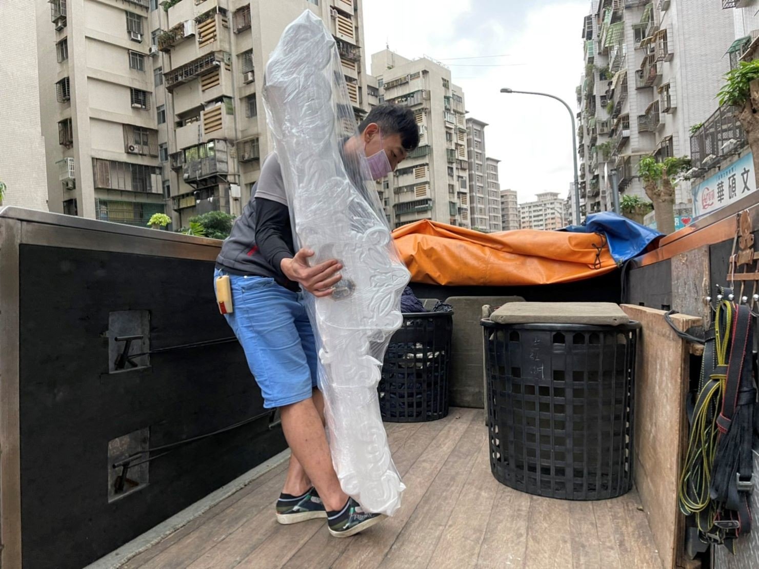 重物搬運【榮福搬家公司】搬鋼琴、搬家達人、搬洗衣機、搬披薩窯、精搬金庫、搬保險櫃、精搬魚缸、精搬鋼琴、跨縣搬家、搬工派遣、搬運、搬床墊、搬冰箱、搬家具、搬家首選、吊掛搬運、吊家具搬運、特殊重物搬運、專搬重物、新北搬家推薦、搬家公司、基隆搬家、南港搬家、桃園搬家公司、台北搬家公司推薦:大台北搬家,精緻包裝搬運「細膩包裝、專業搬運、用心服務、以客為尊」是榮福搬家公司的宗旨與精神。歡迎立即來電02-2651-2727專人服務。雕花鋼琴細膩的防護措施、專業的搬運,新北搬家公司推薦、鋼琴搬運好評推薦,專搬鋼琴的榮福搬家公司。 重物搬運【榮福搬家公司】搬鋼琴、搬家達人、搬洗衣機、搬披薩窯、精搬金庫、搬保險櫃、精搬魚缸、精搬鋼琴、跨縣搬家、搬工派遣、搬運、搬床墊、搬冰箱、搬家具、搬家首選、吊掛搬運、吊家具搬運、特殊重物搬運、專搬重物、新北搬家推薦、搬家公司、基隆搬家、南港搬家、桃園搬家公司、台北搬家公司推薦:大台北搬家,精緻包裝搬運「細膩包裝、專業搬運、用心服務、以客為尊」是榮福搬家公司的宗旨與精神。歡迎立即來電02-2651-2727專人服務。雕花鋼琴細膩的防護措施、專業的搬運,新北搬家公司推薦、鋼琴搬運好評推薦,專搬鋼琴的榮福搬家公司。