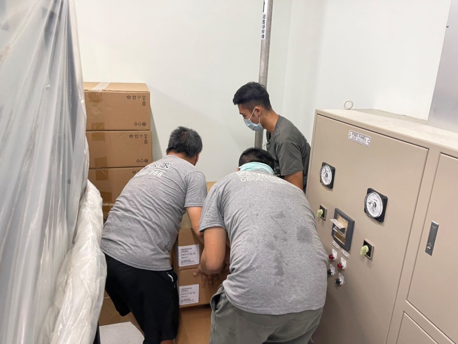 搬機器、搬設備、搬機器機櫃、搬UPS設備、搬電池櫃、搬旁路開關、搬重物【榮福搬家公司】、搬魚缸、搬鋼琴、搬金庫、人力搬運、搬按摩椅、搬家首選、吊掛搬運、吊金庫搬運、特殊重物搬運、單件重物搬運、搬醫療床、專搬重物、企業搬運服務、公司行號搬遷、搬遷、新北搬家公司推薦、搬家公司、基隆搬家、南港搬家、桃園搬家公司推薦、台北搬家公司推薦:大台北搬家,精緻包裝搬運「細膩包裝、專業搬運、用心服務、以客為尊」是榮福搬家公司的宗旨與精神。歡迎立即來電02-2651-2727專人服務。 搬機器、搬設備、搬機器機櫃、搬UPS設備、搬電池櫃、搬旁路開關、搬重物【榮福搬家公司】、搬魚缸、搬鋼琴、搬金庫、人力搬運、搬按摩椅、搬家首選、吊掛搬運、吊金庫搬運、特殊重物搬運、單件重物搬運、搬醫療床、專搬重物、企業搬運服務、公司行號搬遷、搬遷、新北搬家公司推薦、搬家公司、基隆搬家、南港搬家、桃園搬家公司推薦、台北搬家公司推薦:大台北搬家,精緻包裝搬運「細膩包裝、專業搬運、用心服務、以客為尊」是榮福搬家公司的宗旨與精神。歡迎立即來電02-2651-2727專人服務。