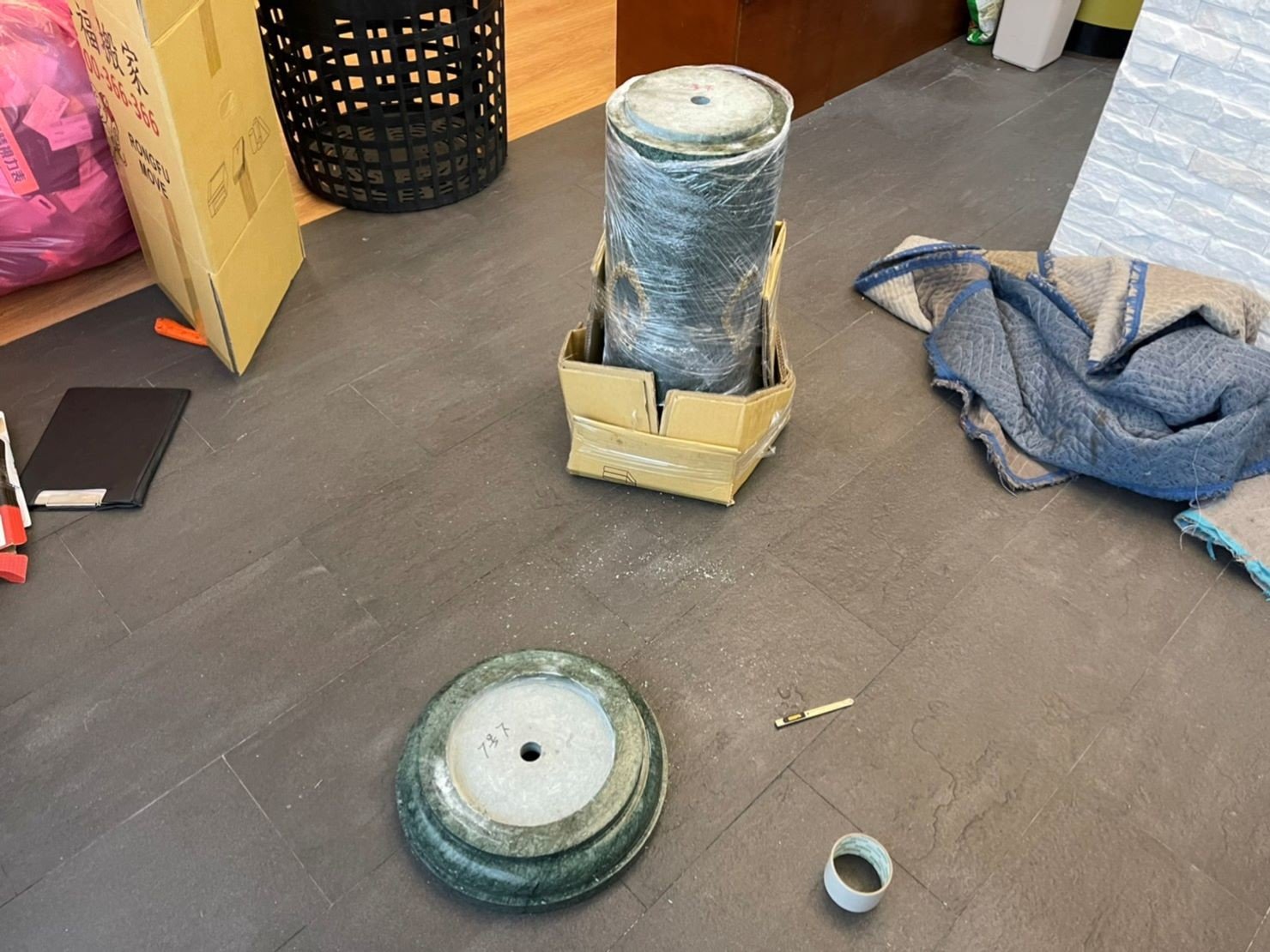 搬家具、冰箱搬運、基隆搬家、搬家電、床墊搬運、搬衣櫃、搬大型家具、搬公司行號、家庭搬家、搬鋼琴、搬工計時、人工搬運、搬運、搬家紙箱,針對顧客都秉持以用心實在專業搬家技巧,搬家實在用心值得您的信賴與選擇。【榮福搬家公司】搬家首選、搬家公司推薦:優質搬家,包裝搬運「細膩包裝、專業搬運、用心服務、以客為尊」是榮福搬家公司的宗旨與精神。歡迎立即來電02-2651-2727專人服務。系統式家具拆裝找專業的榮福搬家就對了。 搬家具、冰箱搬運、基隆搬家、搬家電、床墊搬運、搬衣櫃、搬大型家具、搬公司行號、家庭搬家、搬鋼琴、搬工計時、人工搬運、搬運、搬家紙箱,針對顧客都秉持以用心實在專業搬家技巧,搬家實在用心值得您的信賴與選擇。【榮福搬家公司】搬家首選、搬家公司推薦:優質搬家,包裝搬運「細膩包裝、專業搬運、用心服務、以客為尊」是榮福搬家公司的宗旨與精神。歡迎立即來電02-2651-2727專人服務。系統式家具拆裝找專業的榮福搬家就對了。