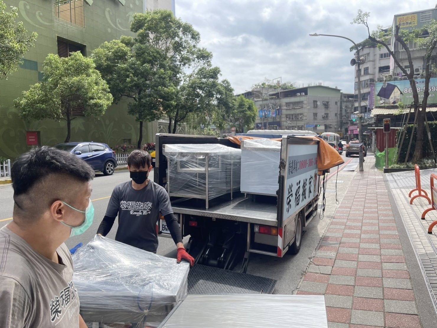 店面搬遷、搬家公司推薦、台北搬家推薦【榮福搬家公司】搬生財器具、搬冷凍櫃、搬冷藏冰箱、搬蛋糕櫃、搬冷藏工作臺、搬臥式冷凍櫃、搬工作檯、搬營業用蒸烤箱、南港搬家、桃園搬家公司推薦、新北搬家公司推薦、百貨公司進撤櫃、專櫃進撤櫃、企業搬運服務、搬公司行號、廠房遷移、公司行號搬遷、政府機關搬遷、百貨專櫃遷移、學校單位搬遷、大型設備搬遷、搬大型廚房設備、中央廚房搬遷、搬營業用冰箱、搬營業用製冰機、三層營業用烤箱搬運、搬工計時、搬工服務、人力搬運,針對顧客都秉持以用心實在專業搬家技巧,搬家實在用心值得您的信賴與選擇。歡迎來電咨詢02-2651-2727,榮福搬家有專員立即為您服務。 店面搬遷、搬家公司推薦、台北搬家推薦【榮福搬家公司】搬生財器具、搬冷凍櫃、搬冷藏冰箱、搬蛋糕櫃、搬冷藏工作臺、搬臥式冷凍櫃、搬工作檯、搬營業用蒸烤箱、南港搬家、桃園搬家公司推薦、新北搬家公司推薦、百貨公司進撤櫃、專櫃進撤櫃、企業搬運服務、搬公司行號、廠房遷移、公司行號搬遷、政府機關搬遷、百貨專櫃遷移、學校單位搬遷、大型設備搬遷、搬大型廚房設備、中央廚房搬遷、搬營業用冰箱、搬營業用製冰機、三層營業用烤箱搬運、搬工計時、搬工服務、人力搬運,針對顧客都秉持以用心實在專業搬家技巧,搬家實在用心值得您的信賴與選擇。歡迎來電咨詢02-2651-2727,榮福搬家有專員立即為您服務。
