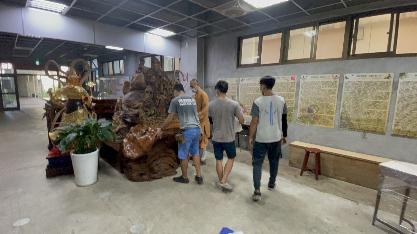 搬家首選【榮福搬家公司】木雕刻品、木雕神像、木雕刻藝術品、樹瘤佛像、宗教文物、佛具用品、檜木雕刻佛像、佛具用品店搬運、佛禪搬運、跨縣市搬家、搬工計時、搬大型佛像、搬大型重物、特殊重物搬運、用心防護、精緻包裝、搬重物技巧、新北搬家公司推薦、搬家車、搬家公司、基隆搬家、南港搬家、桃園搬家公司推薦、台北搬家公司推薦:大台北搬家,精緻包裝搬運「細膩包裝、專業搬運、用心服務、以客為尊」是榮福搬家公司的宗旨與精神。歡迎立即來電02-2651-2727專人服務。 搬家首選【榮福搬家公司】木雕刻品、木雕神像、木雕刻藝術品、樹瘤佛像、宗教文物、佛具用品、檜木雕刻佛像、佛具用品店搬運、佛禪搬運、跨縣市搬家、搬工計時、搬大型佛像、搬大型重物、特殊重物搬運、用心防護、精緻包裝、搬重物技巧、新北搬家公司推薦、搬家車、搬家公司、基隆搬家、南港搬家、桃園搬家公司推薦、台北搬家公司推薦:大台北搬家,精緻包裝搬運「細膩包裝、專業搬運、用心服務、以客為尊」是榮福搬家公司的宗旨與精神。歡迎立即來電02-2651-2727專人服務。
