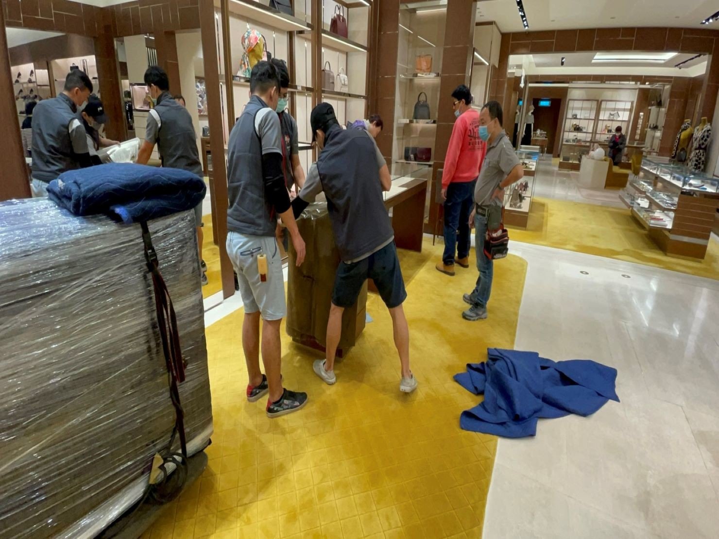 搬家公司推薦、台北搬家推薦【榮福搬家公司】南港搬家、桃園搬家公司推薦、新北搬家公司推薦、企業搬運服務、搬公司行號、廠房遷移、公司行號搬遷、政府機關搬遷、百貨專櫃遷移、學校單位搬遷、精緻包裝、家庭搬家、搬鋼琴、搬工,針對顧客都秉持以用心實在專業搬家技巧,搬家實在用心值得您的信賴與選擇。歡迎來電咨詢02-2651-2727,榮福搬家有專員立即為您服務。 搬家公司推薦、台北搬家推薦【榮福搬家公司】南港搬家、桃園搬家公司推薦、新北搬家公司推薦、企業搬運服務、搬公司行號、廠房遷移、公司行號搬遷、政府機關搬遷、百貨專櫃遷移、學校單位搬遷、精緻包裝、家庭搬家、搬鋼琴、搬工,針對顧客都秉持以用心實在專業搬家技巧,搬家實在用心值得您的信賴與選擇。歡迎來電咨詢02-2651-2727,榮福搬家有專員立即為您服務。
