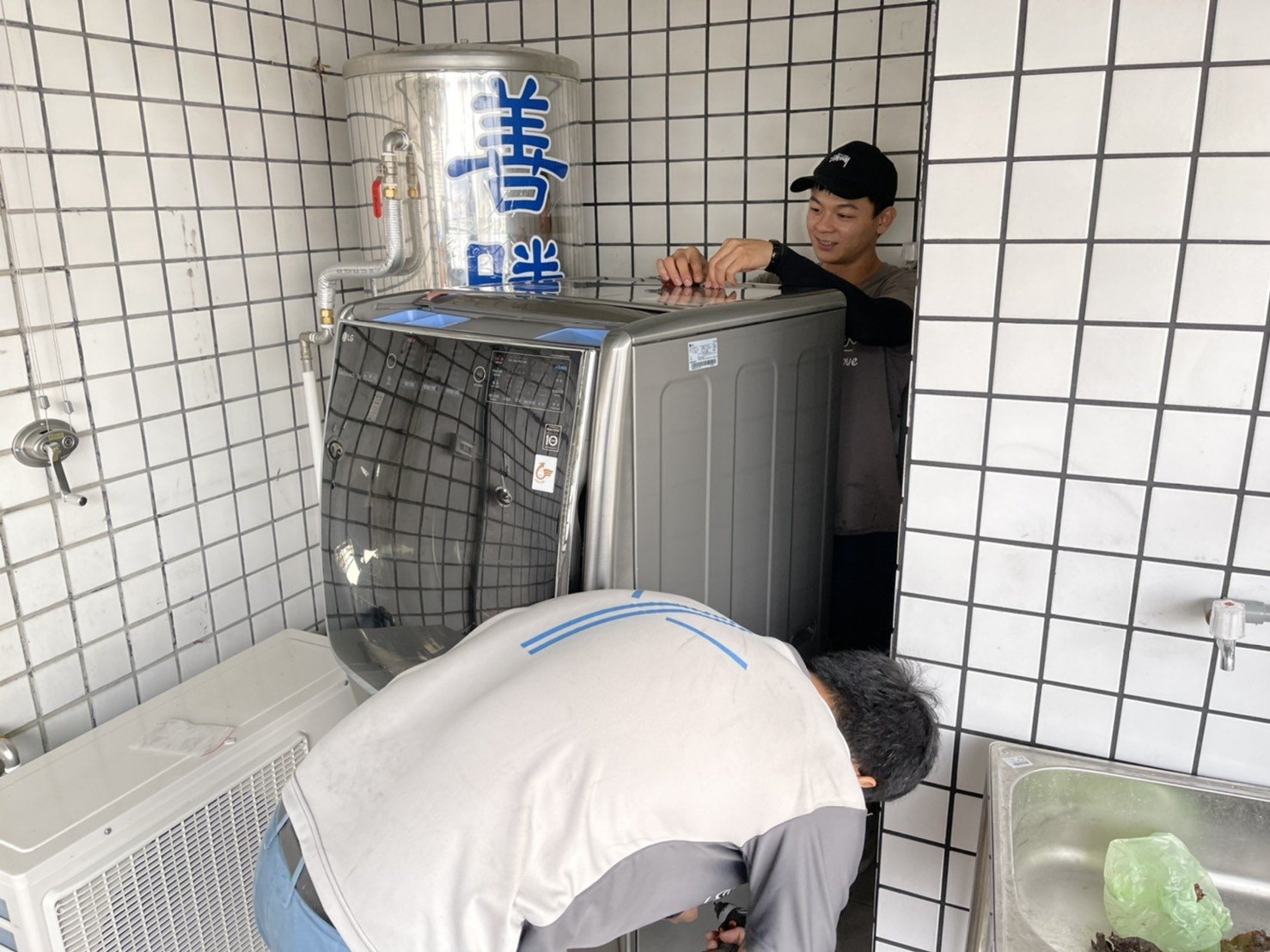 搬滾筒洗脫烘洗衣機【榮福搬家公司】搬洗衣機、精搬金庫、搬保險櫃、精搬魚缸、魚缸搬運、跨縣搬家、搬工派遣、搬洗衣機、搬床墊、搬冰箱、搬家具、搬家首選、吊掛搬運、吊家具搬運、新北搬家公司推薦、桃園搬家推薦、南港搬家、基隆搬家、台北搬家公司推薦:大台北搬家,精緻包裝搬運「細膩包裝、專業搬運、用心服務、以客為尊」是榮福搬家公司的宗旨與精神。歡迎立即來電02-2651-2727專人服務。 搬滾筒洗脫烘洗衣機【榮福搬家公司】搬洗衣機、精搬金庫、搬保險櫃、精搬魚缸、魚缸搬運、跨縣搬家、搬工派遣、搬洗衣機、搬床墊、搬冰箱、搬家具、搬家首選、吊掛搬運、吊家具搬運、新北搬家公司推薦、桃園搬家推薦、南港搬家、基隆搬家、台北搬家公司推薦:大台北搬家,精緻包裝搬運「細膩包裝、專業搬運、用心服務、以客為尊」是榮福搬家公司的宗旨與精神。歡迎立即來電02-2651-2727專人服務。