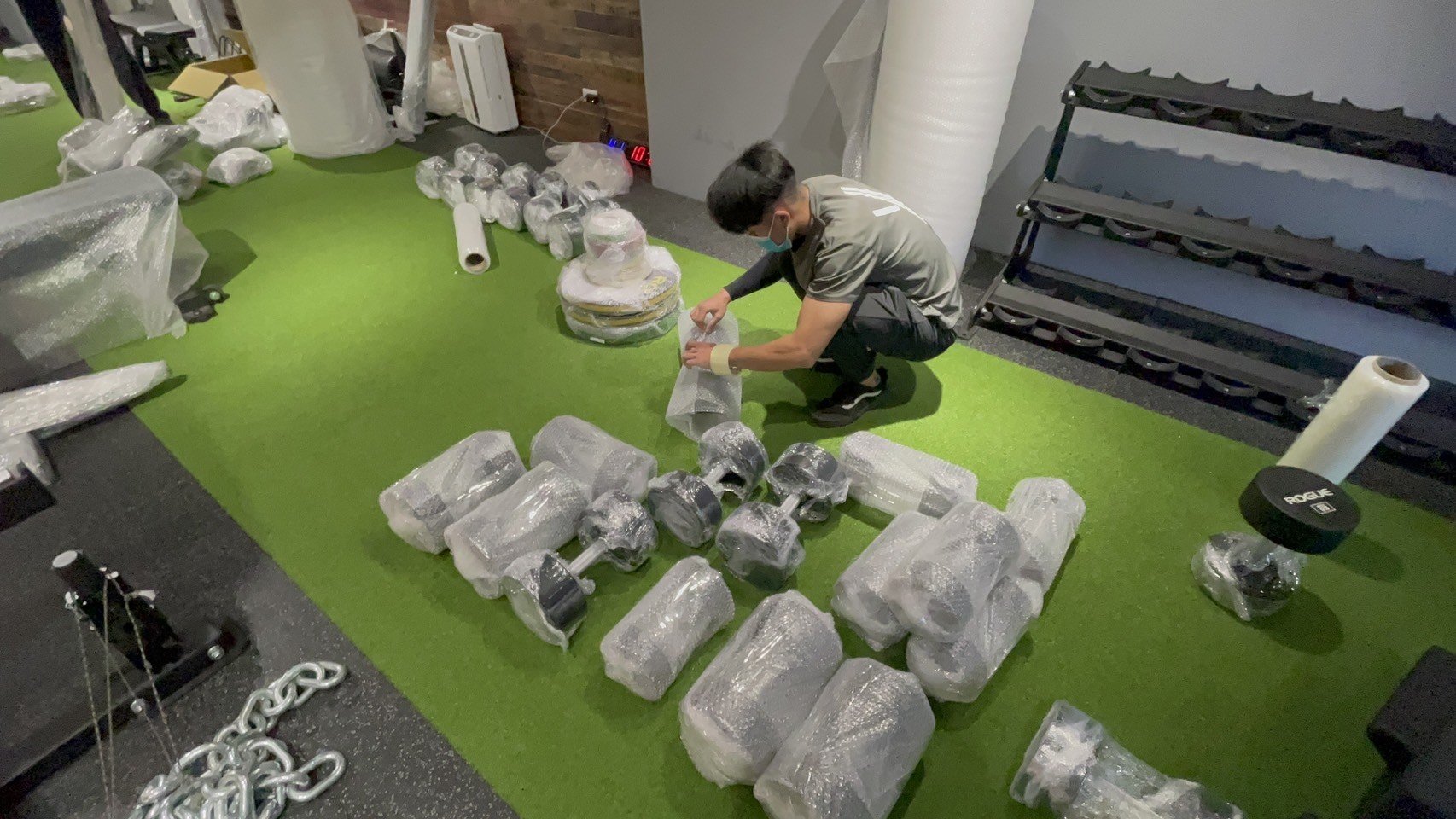 台北搬健身器材、南港搬健身器材、新北搬健身器材、雙北搬健身器材、汐止搬健身器材、中永和搬健身器材、板橋搬健身器材、五股搬健身器材、基隆搬健身器材、桃園搬健身器材、專業健身器材搬運推薦【榮福搬家公司】各項運動器材倉儲暫放、各項健身器材精緻包裝、各項健身器材精緻包裝倉儲暫放、運動器材設備搬運、搬居家跑步機、搬滑步機、搬橢圓機、搬跑步機、搬深蹲架、搬種訓架、各式居家搬運動設備、重量深蹲架、健身房運動器材搬運【榮福搬家】具各項搬運設備及搬運動器材知識與技巧,也有各項物件拆裝的專門技能,破百公斤的設備器材、「專業搬運、用心服務、以客為尊」是榮福搬家公司的宗旨與精神。歡迎立即來電02-2651-2727專人服務。 台北搬健身器材、南港搬健身器材、新北搬健身器材、雙北搬健身器材、汐止搬健身器材、中永和搬健身器材、板橋搬健身器材、五股搬健身器材、基隆搬健身器材、桃園搬健身器材、專業健身器材搬運推薦【榮福搬家公司】各項運動器材倉儲暫放、各項健身器材精緻包裝、各項健身器材精緻包裝倉儲暫放、運動器材設備搬運、搬居家跑步機、搬滑步機、搬橢圓機、搬跑步機、搬深蹲架、搬種訓架、各式居家搬運動設備、重量深蹲架、健身房運動器材搬運【榮福搬家】具各項搬運設備及搬運動器材知識與技巧,也有各項物件拆裝的專門技能,破百公斤的設備器材、「專業搬運、用心服務、以客為尊」是榮福搬家公司的宗旨與精神。歡迎立即來電02-2651-2727專人服務。