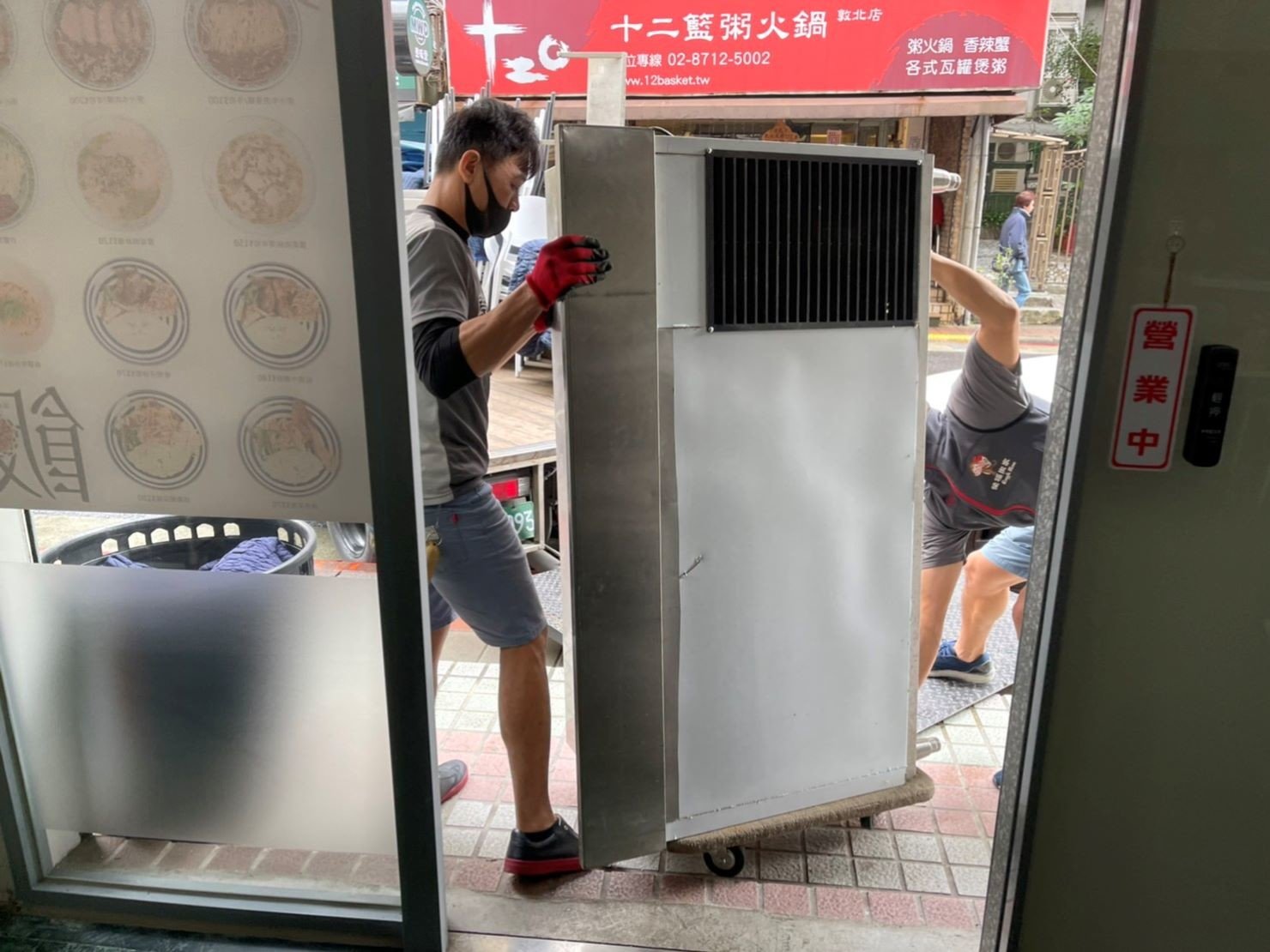 搬家公司推薦、台北搬家推薦【榮福搬家公司】南港搬家、桃園搬家公司推薦、新北搬家公司推薦、企業搬運服務、搬公司行號、廠房遷移、公司行號搬遷、政府機關搬遷、百貨專櫃遷移、學校單位搬遷、廚房設備搬運、搬冰箱、廚具搬運、重物搬運、精緻包裝、家庭搬家、搬鋼琴、搬工,針對顧客都秉持以用心實在專業搬家技巧,搬家實在用心值得您的信賴與選擇。歡迎來電咨詢02-2651-2727,榮福搬家有專員立即為您服務。 搬家公司推薦、台北搬家推薦【榮福搬家公司】南港搬家、桃園搬家公司推薦、新北搬家公司推薦、企業搬運服務、搬公司行號、廠房遷移、公司行號搬遷、政府機關搬遷、百貨專櫃遷移、學校單位搬遷、廚房設備搬運、搬冰箱、廚具搬運、重物搬運、精緻包裝、家庭搬家、搬鋼琴、搬工,針對顧客都秉持以用心實在專業搬家技巧,搬家實在用心值得您的信賴與選擇。歡迎來電咨詢02-2651-2727,榮福搬家有專員立即為您服務。