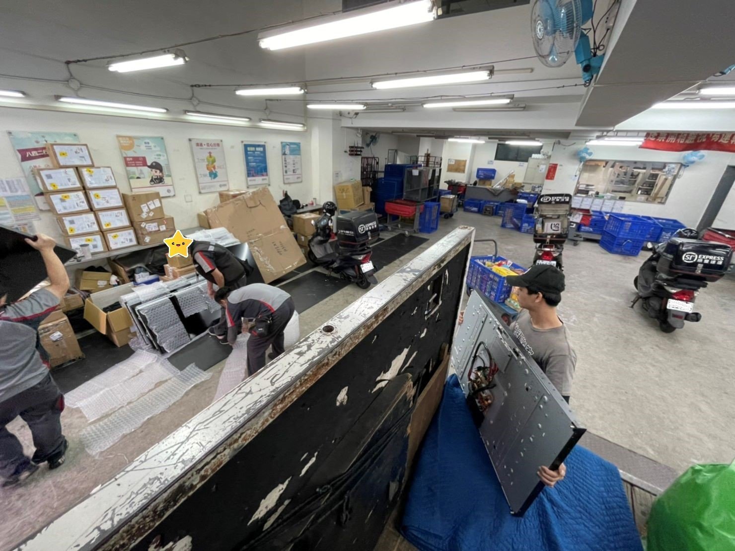 搬家公司推薦、台北搬家推薦【榮福搬家公司】南港搬家、電視牆拆裝、拆玻璃、桃園搬家公司推薦、新北搬家公司推薦、企業搬運服務、搬公司行號、廠房遷移、公司行號搬遷、政府機關搬遷、百貨專櫃遷移、學校單位搬遷、精緻包裝、家庭搬家、搬家具、家電搬運、搬電視、搬工、拆裝工具組,針對顧客都秉持以用心實在專業搬家技巧,搬家實在用心值得您的信賴與選擇。歡迎來電咨詢02-2651-2727,榮福搬家有專員立即為您服務。專業拆裝技能、系統式家具拆裝找專業的榮福搬家就對了。 搬家公司推薦、台北搬家推薦【榮福搬家公司】南港搬家、電視牆拆裝、拆玻璃、桃園搬家公司推薦、新北搬家公司推薦、企業搬運服務、搬公司行號、廠房遷移、公司行號搬遷、政府機關搬遷、百貨專櫃遷移、學校單位搬遷、精緻包裝、家庭搬家、搬家具、家電搬運、搬電視、搬工、拆裝工具組,針對顧客都秉持以用心實在專業搬家技巧,搬家實在用心值得您的信賴與選擇。歡迎來電咨詢02-2651-2727,榮福搬家有專員立即為您服務。專業拆裝技能、系統式家具拆裝找專業的榮福搬家就對了。
