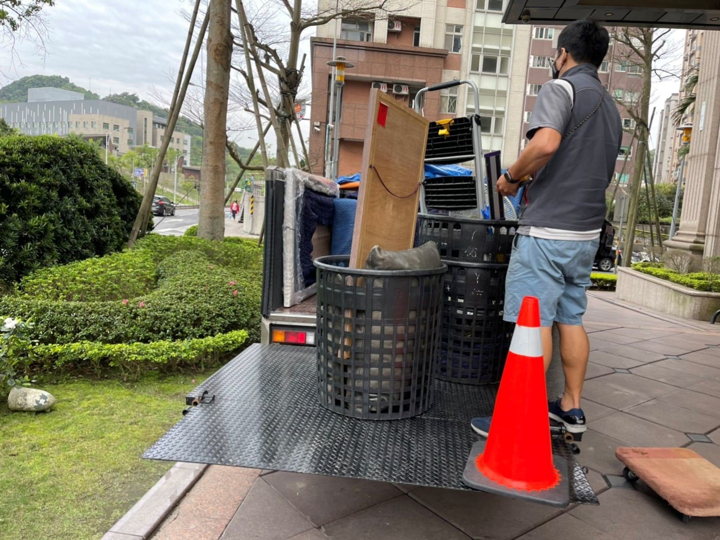 搬家公司推薦、新北搬家公司推薦【榮福搬家公司】口碑第一、搬家首選、南港搬家、桃園搬家公司推薦、台北搬家公司推薦、搬衣櫃、搬大型家具、搬家具、冰箱搬運、搬洗衣機、基隆搬家、搬家電、床墊搬運、搬金庫、搬保險櫃、搬公司行號、大型廚具搬運、各式各樣機台搬運、搬冷凍櫃、搬運動器材、店面搬遷、廠房遷移、百貨專櫃進撤櫃、家庭搬家、搬鋼琴、搬工計時、搬工服務、人力搬運、搬運、跨縣市搬家、重物搬運、魚缸搬運、搬按摩椅、搬電動醫療床、搬神桌、單件家具運送、吊家具搬運、搬家紙箱,針對顧客都秉持以用心實在專業搬家技巧,搬家實在用心值得您的信賴與選擇。歡迎來電咨詢02-2651-2727,榮福搬家有專員立即為您服務。系統式家具拆裝找專業的榮福搬家就對了。 搬家公司推薦、新北搬家公司推薦【榮福搬家公司】口碑第一、搬家首選、南港搬家、桃園搬家公司推薦、台北搬家公司推薦、搬衣櫃、搬大型家具、搬家具、冰箱搬運、搬洗衣機、基隆搬家、搬家電、床墊搬運、搬金庫、搬保險櫃、搬公司行號、大型廚具搬運、各式各樣機台搬運、搬冷凍櫃、搬運動器材、店面搬遷、廠房遷移、百貨專櫃進撤櫃、家庭搬家、搬鋼琴、搬工計時、搬工服務、人力搬運、搬運、跨縣市搬家、重物搬運、魚缸搬運、搬按摩椅、搬電動醫療床、搬神桌、單件家具運送、吊家具搬運、搬家紙箱,針對顧客都秉持以用心實在專業搬家技巧,搬家實在用心值得您的信賴與選擇。歡迎來電咨詢02-2651-2727,榮福搬家有專員立即為您服務。系統式家具拆裝找專業的榮福搬家就對了。