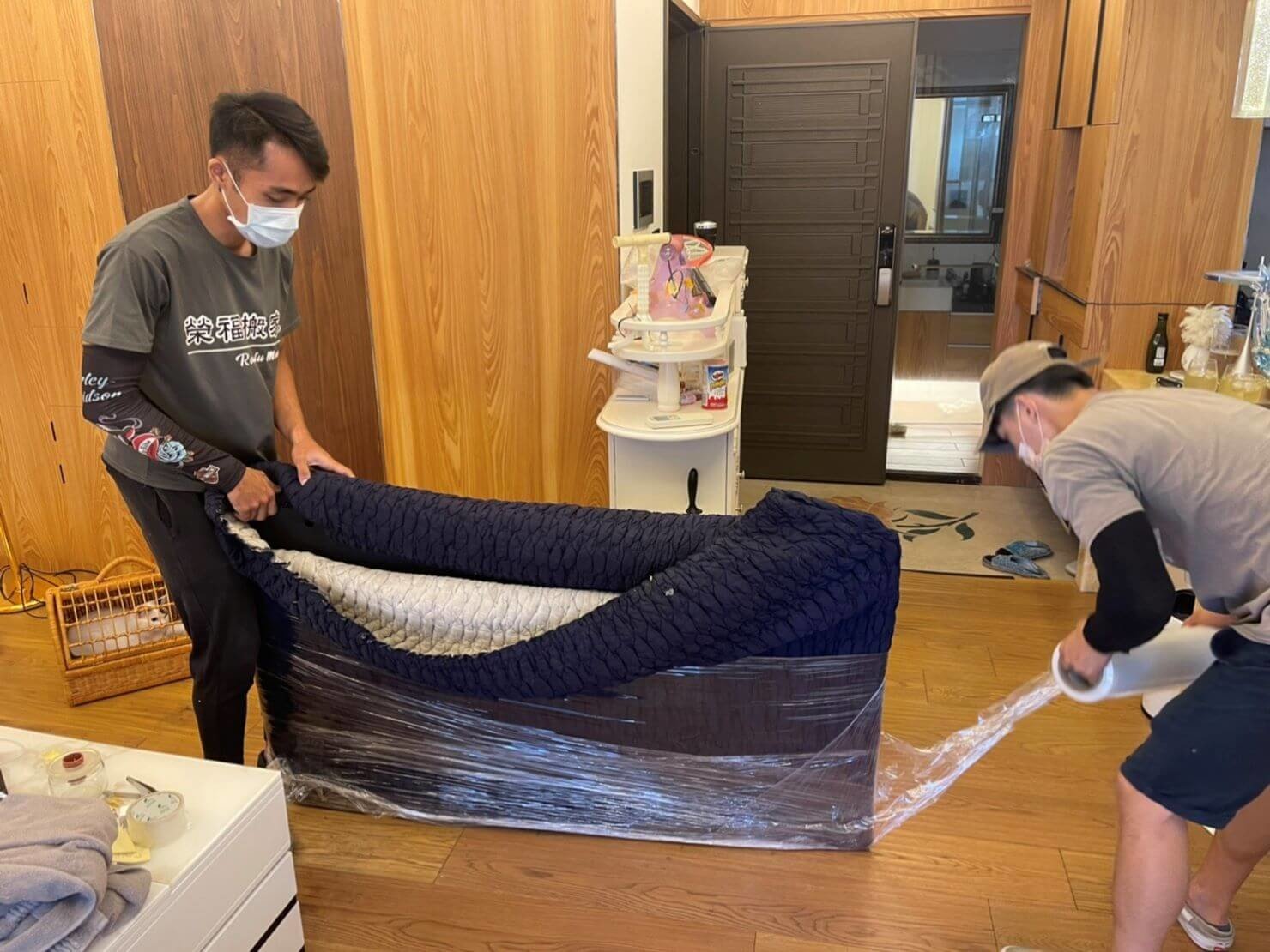 搬家公司推薦、新北搬家推薦【榮福搬家公司】南港搬家、桃園搬家公司推薦、台北搬家公司推薦、大型家具搬運、搬家具、冰箱搬運、基隆搬家、搬家電、大型家電搬運、床墊搬運、搬家車、家庭搬家、搬工、搬運、搬家紙箱、跨縣市搬家、單件家具運送、搬家估價、搬家首選,搬家達人,吊掛搬運、吊家具搬運、台北搬家公司推薦:大台北搬家,精緻包裝搬運「細膩包裝、專業搬運、用心服務、以客為尊」是榮福搬家公司的宗旨與精神。歡迎立即來電02-2651-2727專人服務。 搬家公司推薦、新北搬家推薦【榮福搬家公司】南港搬家、桃園搬家公司推薦、台北搬家公司推薦、大型家具搬運、搬家具、冰箱搬運、基隆搬家、搬家電、大型家電搬運、床墊搬運、搬家車、家庭搬家、搬工、搬運、搬家紙箱、跨縣市搬家、單件家具運送、搬家估價、搬家首選,搬家達人,吊掛搬運、吊家具搬運、台北搬家公司推薦:大台北搬家,精緻包裝搬運「細膩包裝、專業搬運、用心服務、以客為尊」是榮福搬家公司的宗旨與精神。歡迎立即來電02-2651-2727專人服務。
