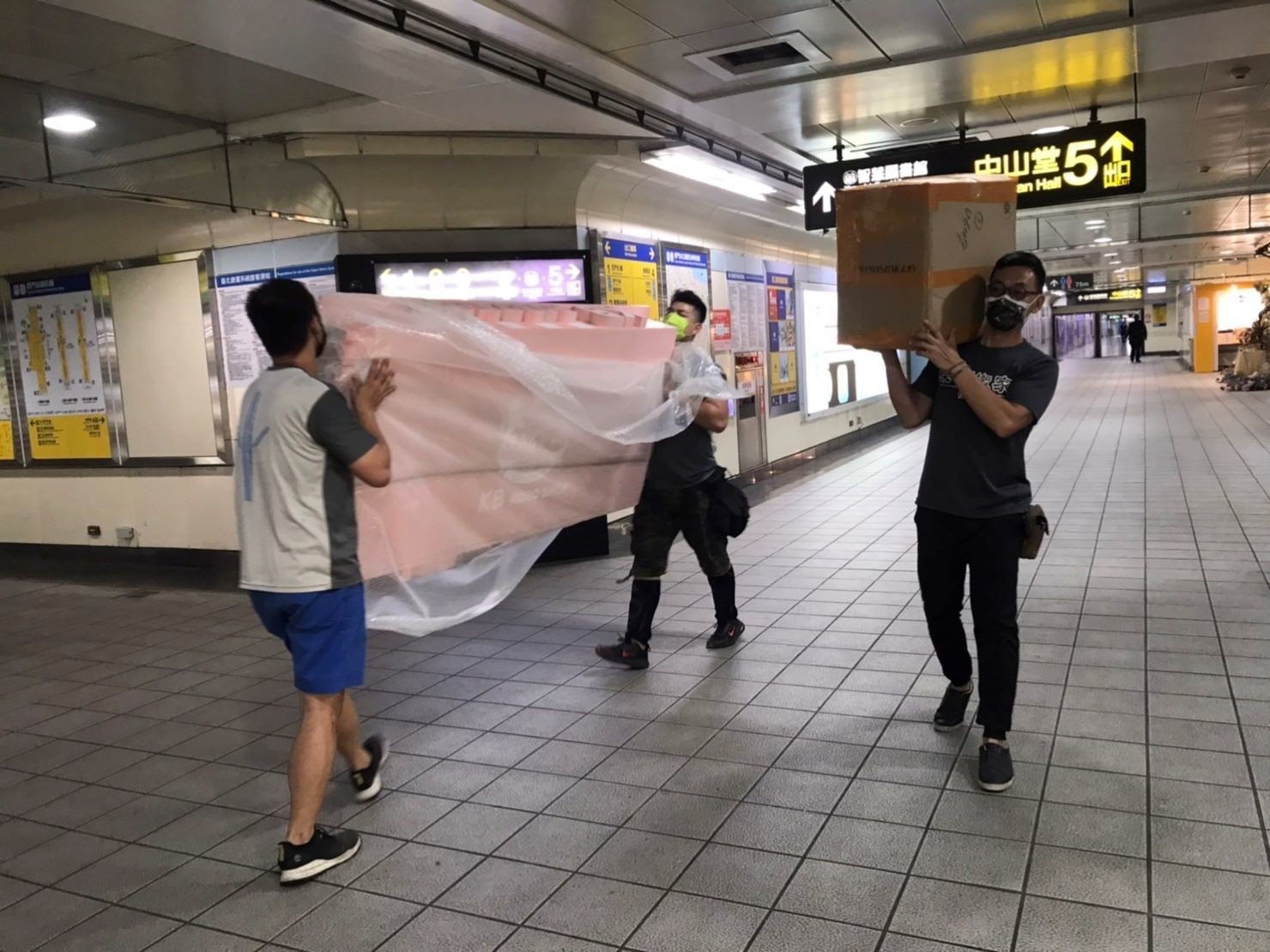 只需搬運單一重物?搬運單一自動販賣機、夾娃娃機、販賣機、自動咖啡機、公仔自動販賣機、特殊重物推薦【榮福搬家】專業包裝防護搬運「細膩包裝手法、專業搬運技巧、用心服務、以客為尊」是榮福搬家公司的宗旨與精神。歡迎立即來電02-2651-2727專人服務。 只需搬運單一重物?搬運單一自動販賣機、夾娃娃機、販賣機、自動咖啡機、公仔自動販賣機、特殊重物推薦【榮福搬家】專業包裝防護搬運「細膩包裝手法、專業搬運技巧、用心服務、以客為尊」是榮福搬家公司的宗旨與精神。歡迎立即來電02-2651-2727專人服務。