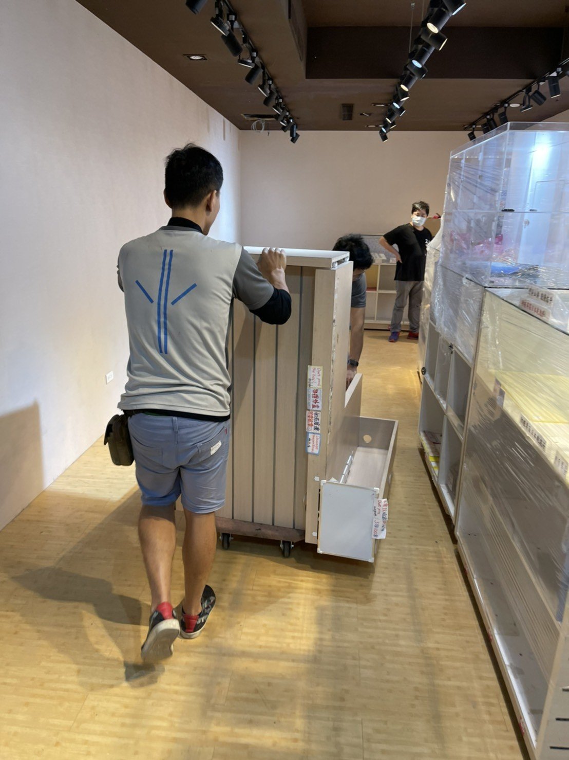 捷運地下街店面搬遷【榮福搬家公司】店面搬遷、精搬金庫、搬保險櫃、精搬魚缸、魚缸搬運、跨縣搬家、搬工派遣、搬洗衣機、搬床墊、搬冰箱、搬家具、搬家首選、吊掛搬運、吊家具搬運、新北搬家公司推薦、桃園搬家推薦、南港搬家、基隆搬家、台北搬家公司推薦:大台北搬家,精緻包裝搬運「細膩包裝、專業搬運、用心服務、以客為尊」是榮福搬家公司的宗旨與精神。歡迎立即來電02-2651-2727專人服務。 捷運地下街店面搬遷【榮福搬家公司】店面搬遷、精搬金庫、搬保險櫃、精搬魚缸、魚缸搬運、跨縣搬家、搬工派遣、搬洗衣機、搬床墊、搬冰箱、搬家具、搬家首選、吊掛搬運、吊家具搬運、新北搬家公司推薦、桃園搬家推薦、南港搬家、基隆搬家、台北搬家公司推薦:大台北搬家,精緻包裝搬運「細膩包裝、專業搬運、用心服務、以客為尊」是榮福搬家公司的宗旨與精神。歡迎立即來電02-2651-2727專人服務。