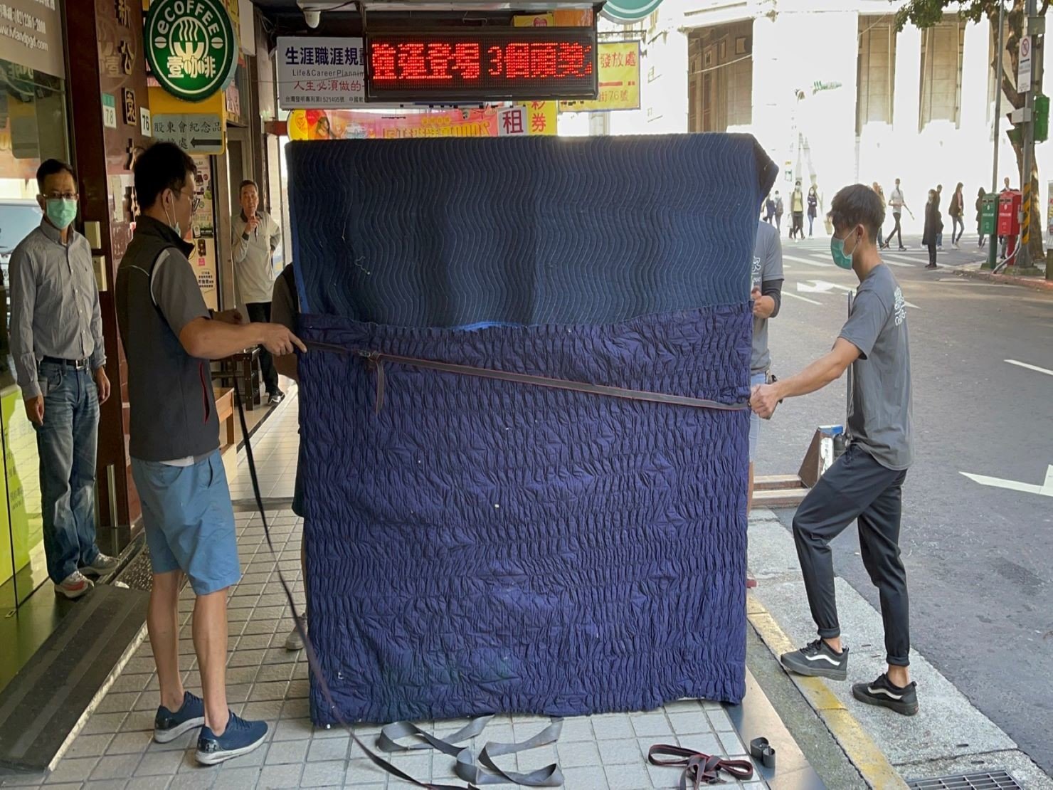 搬重物、重物搬運【榮福搬家公司】石墩搬運、搬石椅、搬石頭桌、搬洗衣機、搬披薩窯、精搬金庫、搬保險櫃、精搬魚缸、精搬鋼琴、跨縣搬家、搬工派遣、搬運、床墊搬運、冰箱搬運、搬營業用冰箱、鋼琴搬運、超低溫冷凍櫃搬運、滾筒洗衣機搬運、搬醫療床、搬電動床、搬家具、搬家首選、吊掛搬運、吊家具搬運、特殊重物搬運、專搬重物、重物搬運器、單一重物搬運、新北搬家推薦、搬家公司、基隆搬家、南港搬家、桃園搬家公司、台北搬家公司推薦:大台北搬家,精緻包裝搬運「細膩包裝、專業搬運、用心服務、以客為尊」是榮福搬家公司的宗旨與精神。歡迎立即來電02-2651-2727專人服務。 搬重物、重物搬運【榮福搬家公司】石墩搬運、搬石椅、搬石頭桌、搬洗衣機、搬披薩窯、精搬金庫、搬保險櫃、精搬魚缸、精搬鋼琴、跨縣搬家、搬工派遣、搬運、床墊搬運、冰箱搬運、搬營業用冰箱、鋼琴搬運、超低溫冷凍櫃搬運、滾筒洗衣機搬運、搬醫療床、搬電動床、搬家具、搬家首選、吊掛搬運、吊家具搬運、特殊重物搬運、專搬重物、重物搬運器、單一重物搬運、新北搬家推薦、搬家公司、基隆搬家、南港搬家、桃園搬家公司、台北搬家公司推薦:大台北搬家,精緻包裝搬運「細膩包裝、專業搬運、用心服務、以客為尊」是榮福搬家公司的宗旨與精神。歡迎立即來電02-2651-2727專人服務。
