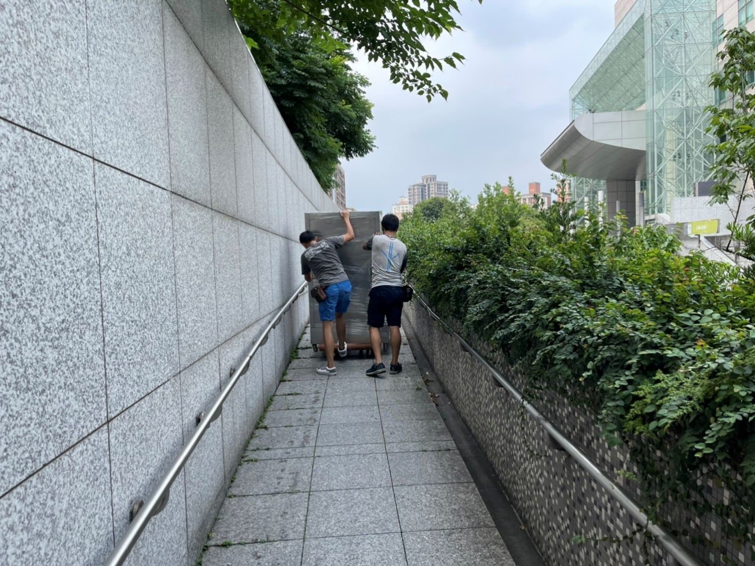 店面搬遷、搬家公司推薦、台北搬家推薦【榮福搬家公司】搬生財器具、搬冷凍櫃、搬冷藏冰箱、大型爐台搬運、搬窯烤爐、搬營業用蒸烤箱、南港搬家、桃園搬家公司推薦、新北搬家公司推薦、百貨公司進撤櫃、專櫃進撤櫃、企業搬運服務、搬公司行號、廠房遷移、搬精密儀器、公司行號搬遷、政府機關搬遷、百貨專櫃遷移、學校單位搬遷、大型設備搬遷、搬大型廚房設備、中央廚房搬遷、搬營業用冰箱、搬營業用製冰機、三層營業用烤箱搬運、搬工作檯冰箱、搬工計時、搬工服務、人力搬運,針對顧客都秉持以用心實在專業搬家技巧,搬家實在用心值得您的信賴與選擇。歡迎來電咨詢02-2651-2727,榮福搬家有專員立即為您服務。 店面搬遷、搬家公司推薦、台北搬家推薦【榮福搬家公司】搬生財器具、搬冷凍櫃、搬冷藏冰箱、大型爐台搬運、搬窯烤爐、搬營業用蒸烤箱、南港搬家、桃園搬家公司推薦、新北搬家公司推薦、百貨公司進撤櫃、專櫃進撤櫃、企業搬運服務、搬公司行號、廠房遷移、搬精密儀器、公司行號搬遷、政府機關搬遷、百貨專櫃遷移、學校單位搬遷、大型設備搬遷、搬大型廚房設備、中央廚房搬遷、搬營業用冰箱、搬營業用製冰機、三層營業用烤箱搬運、搬工作檯冰箱、搬工計時、搬工服務、人力搬運,針對顧客都秉持以用心實在專業搬家技巧,搬家實在用心值得您的信賴與選擇。歡迎來電咨詢02-2651-2727,榮福搬家有專員立即為您服務。
