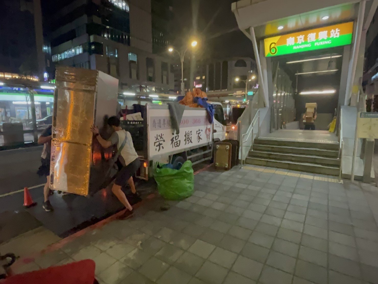 【榮福搬家】百貨烘焙店面搬遷、地下街烘焙店面搬遷、百貨甜點店面搬遷、地下街烘焙店面搬遷、麵包店搬遷、麵包陳列架搬遷、麵包展示架搬遷、店面搬遷、餐飲設備暫放、訂製餐桌椅精緻包裝、營業用攪拌機搬運、營業用冰箱精緻包裝、營業用烤箱搬遷、麵包切割機、營業用冰箱搬遷、工作檯包裝,工作桌,台北搬家公司推薦:大台北搬家,精緻包裝搬運「細膩包裝、專業搬運、用心服務、以客為尊」是榮福搬家公司的宗旨與精神。歡迎立即來電02-2651-2727專人服務。 【榮福搬家】百貨烘焙店面搬遷、地下街烘焙店面搬遷、百貨甜點店面搬遷、地下街烘焙店面搬遷、麵包店搬遷、麵包陳列架搬遷、麵包展示架搬遷、店面搬遷、餐飲設備暫放、訂製餐桌椅精緻包裝、營業用攪拌機搬運、營業用冰箱精緻包裝、營業用烤箱搬遷、麵包切割機、營業用冰箱搬遷、工作檯包裝,工作桌,台北搬家公司推薦:大台北搬家,精緻包裝搬運「細膩包裝、專業搬運、用心服務、以客為尊」是榮福搬家公司的宗旨與精神。歡迎立即來電02-2651-2727專人服務。
