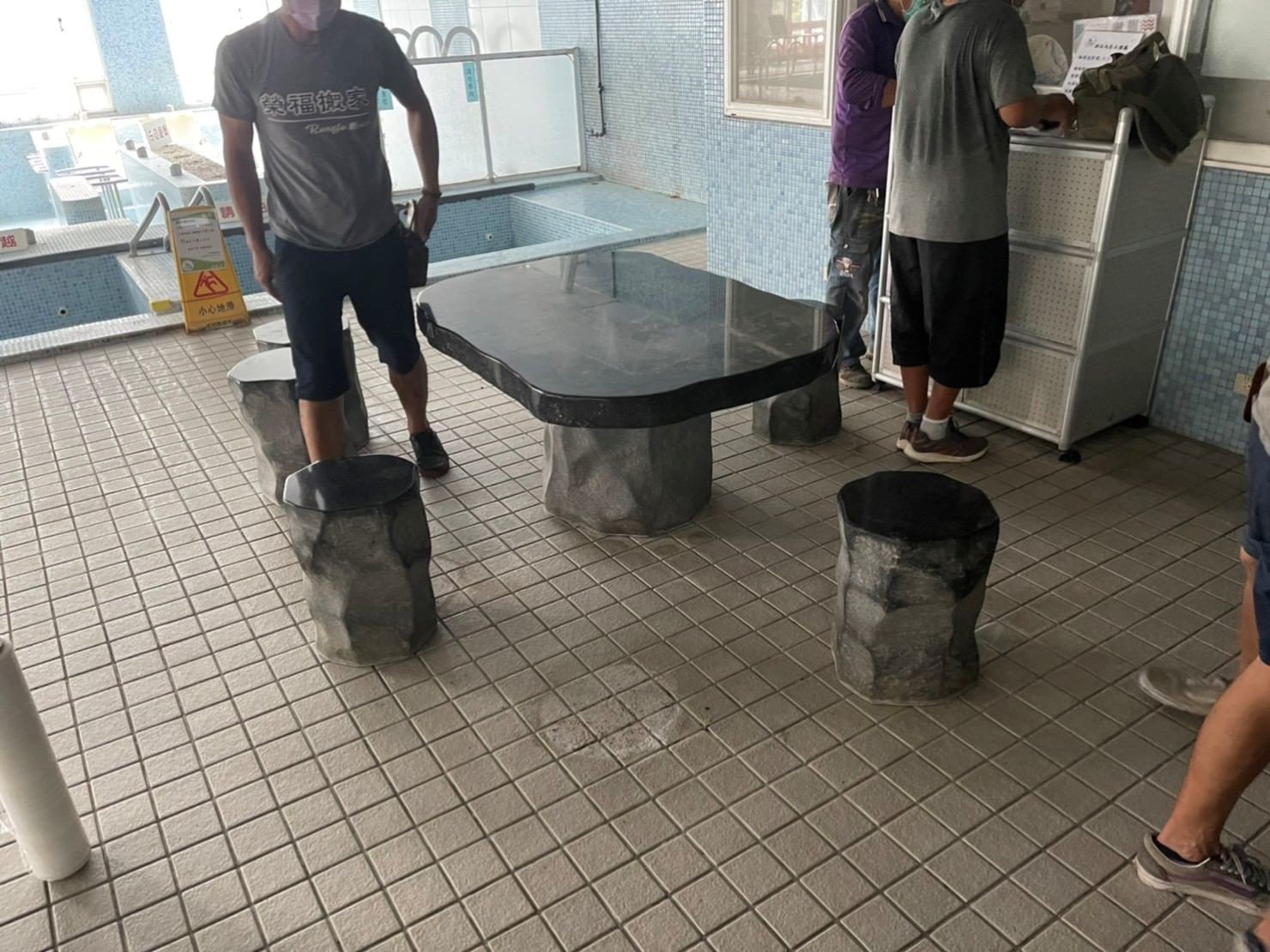 特殊搬運、搬重物【榮福搬家公司】石墩搬運、搬石頭桌椅、造景石頭搬運、大理石桌椅、岩石戶外桌椅、天然石頭庭園桌椅、石頭雕刻物、玉石雕刻擺件、吊掛搬運、特殊重物搬運、專搬重物、搬重物技巧、新北搬家公司推薦、搬家車、搬家公司、基隆搬家、南港搬家、桃園搬家公司推薦、台北搬家公司推薦:大台北搬家,精緻包裝搬運「細膩包裝、專業搬運、用心服務、以客為尊」是榮福搬家公司的宗旨與精神。歡迎立即來電02-2651-2727專人服務。 特殊搬運、搬重物【榮福搬家公司】石墩搬運、搬石頭桌椅、造景石頭搬運、大理石桌椅、岩石戶外桌椅、天然石頭庭園桌椅、石頭雕刻物、玉石雕刻擺件、吊掛搬運、特殊重物搬運、專搬重物、搬重物技巧、新北搬家公司推薦、搬家車、搬家公司、基隆搬家、南港搬家、桃園搬家公司推薦、台北搬家公司推薦:大台北搬家,精緻包裝搬運「細膩包裝、專業搬運、用心服務、以客為尊」是榮福搬家公司的宗旨與精神。歡迎立即來電02-2651-2727專人服務。