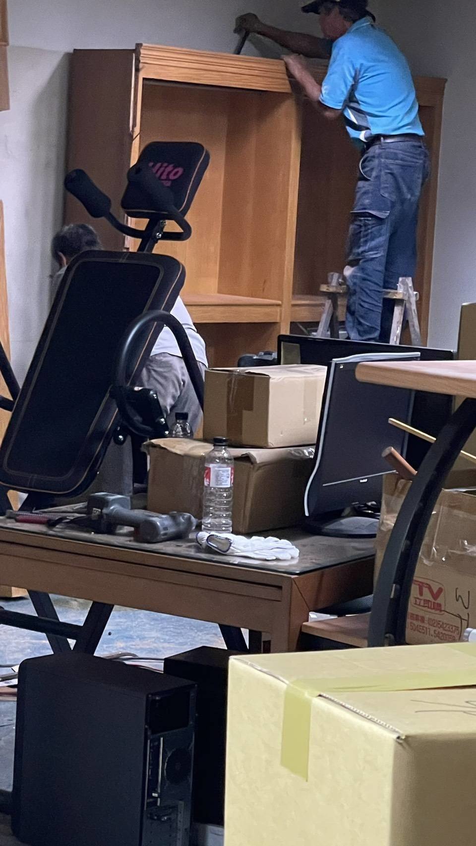 搬工計時、人工搬運、搬水晶洞【榮福搬家公司】特殊重物搬運、專搬重物、人力搬運、搬家首選、口碑第一、精搬金庫、搬保險櫃、精搬魚缸、跨縣市搬家、床墊搬運、搬床組、搬洗衣機、冰箱搬運、搬家具、搬展示木櫃、搬大理石桌、搬大型茶几、石墩搬運、搬置物櫃辦公桌、搬個人活動櫃、石頭搬運、搬神明桌、木製家具搬運、吊掛搬運、吊家具搬運、家庭搬家、辦公室遷移、公司行號搬遷、同棟不同樓層搬運、桃園搬家公司推薦、南港搬家、基隆搬家、新北搬家公司推薦、台北搬家公司推薦:大台北搬家,精緻包裝搬運「細膩包裝、專業搬運、用心服務、以客為尊」是榮福搬家公司的宗旨與精神。歡迎立即來電02-2651-2727專人服務。 搬工計時、人工搬運、搬水晶洞【榮福搬家公司】特殊重物搬運、專搬重物、人力搬運、搬家首選、口碑第一、精搬金庫、搬保險櫃、精搬魚缸、跨縣市搬家、床墊搬運、搬床組、搬洗衣機、冰箱搬運、搬家具、搬展示木櫃、搬大理石桌、搬大型茶几、石墩搬運、搬置物櫃辦公桌、搬個人活動櫃、石頭搬運、搬神明桌、木製家具搬運、吊掛搬運、吊家具搬運、家庭搬家、辦公室遷移、公司行號搬遷、同棟不同樓層搬運、桃園搬家公司推薦、南港搬家、基隆搬家、新北搬家公司推薦、台北搬家公司推薦:大台北搬家,精緻包裝搬運「細膩包裝、專業搬運、用心服務、以客為尊」是榮福搬家公司的宗旨與精神。歡迎立即來電02-2651-2727專人服務。