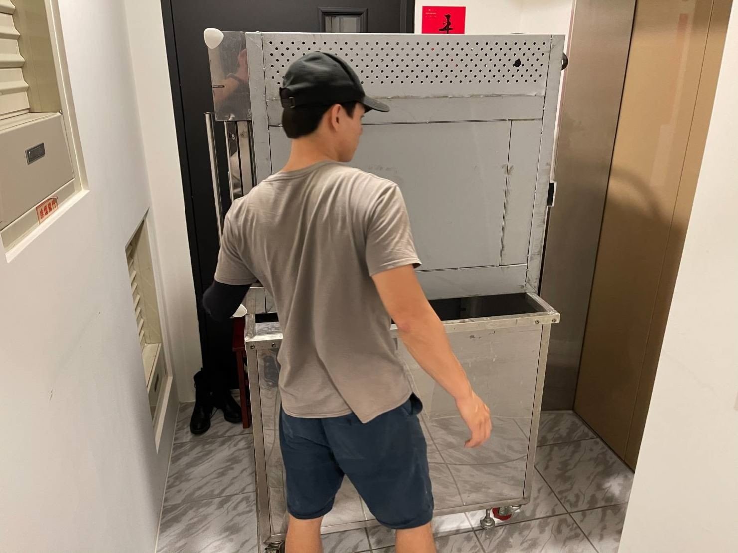 店面搬遷、搬家公司推薦、台北搬家推薦【榮福搬家公司】南港搬家、桃園搬家公司推薦、新北搬家公司推薦、企業搬運服務、搬生財器具、廠房遷移、公司行號搬遷、政府機關搬遷、百貨專櫃遷移、學校單位搬遷、廚房設備搬運、營業用冰箱搬運、廚具搬運、重物搬運、家庭搬家、雜貨店遷移、搬工、搬運開放式冰箱、搬家車、搬大冰箱、搬遷,針對顧客都秉持以用心實在專業搬家技巧,搬家實在用心值得您的信賴與選擇。歡迎來電咨詢02-2651-2727,榮福搬家有專員立即為您服務。 店面搬遷、搬家公司推薦、台北搬家推薦【榮福搬家公司】南港搬家、桃園搬家公司推薦、新北搬家公司推薦、企業搬運服務、搬生財器具、廠房遷移、公司行號搬遷、政府機關搬遷、百貨專櫃遷移、學校單位搬遷、廚房設備搬運、營業用冰箱搬運、廚具搬運、重物搬運、家庭搬家、雜貨店遷移、搬工、搬運開放式冰箱、搬家車、搬大冰箱、搬遷,針對顧客都秉持以用心實在專業搬家技巧,搬家實在用心值得您的信賴與選擇。歡迎來電咨詢02-2651-2727,榮福搬家有專員立即為您服務。