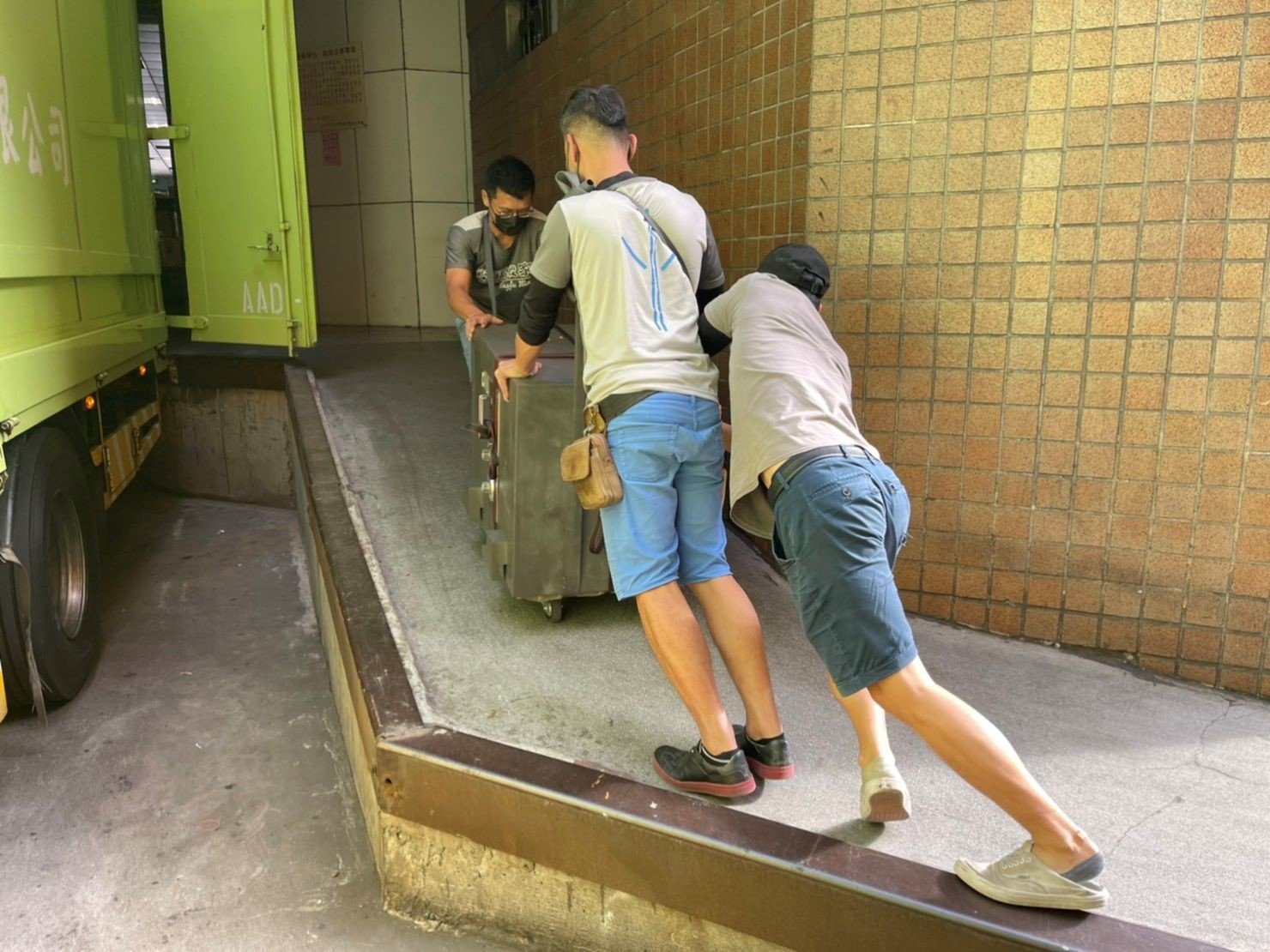 搬金庫、重物搬運【榮福搬家公司】公司搬遷、搬辦公室桌椅、搬洗衣機、搬披薩窯、精搬金庫、搬保險櫃、大型家具搬運、單件家具運送、單一物件搬運、搬家首選、吊掛搬運、特殊重物搬運、專搬重物、新北搬家推薦、搬家公司、基隆搬家、南港搬家、桃園搬家公司、台北搬家公司推薦:大台北搬家,精緻包裝搬運「細膩包裝、專業搬運、用心服務、以客為尊」是榮福搬家公司的宗旨與精神。歡迎立即來電02-2651-2727專人服務。 搬金庫、重物搬運【榮福搬家公司】公司搬遷、搬辦公室桌椅、搬洗衣機、搬披薩窯、精搬金庫、搬保險櫃、大型家具搬運、單件家具運送、單一物件搬運、搬家首選、吊掛搬運、特殊重物搬運、專搬重物、新北搬家推薦、搬家公司、基隆搬家、南港搬家、桃園搬家公司、台北搬家公司推薦:大台北搬家,精緻包裝搬運「細膩包裝、專業搬運、用心服務、以客為尊」是榮福搬家公司的宗旨與精神。歡迎立即來電02-2651-2727專人服務。