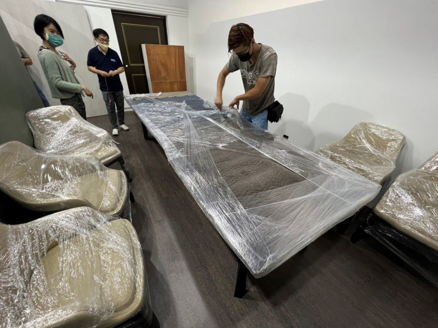 搬家公司推薦、台北搬家推薦【榮福搬家公司】南港辦公室搬遷、桃園辦公室搬遷、新北辦公室搬遷、基隆辦公室搬遷、台北辦公室搬遷、公司行號大型家具搬運、公司行號櫃台搬運、茶水間吧檯搬運、大型會議桌搬運、大型實木桌搬遷、辦公椅搬運、機櫃搬運、辦公室遷移、個人辦公室搬遷、事務所搬遷、公司行號搬遷、政府機關搬遷、學校單位搬遷、辦公室專人打包裝箱、辦公文件專人打包裝箱分類、搬家紙箱、搬鐵櫃、搬保密文件、保密文件銷毀、搬工計時、搬工服務、人力搬運,針對顧客都秉持以用心實在專業搬家技巧,搬家實在用心值得您的信賴與選擇。歡迎來電咨詢02-2651-2727,榮福搬家有專員立即為您服務。 搬家公司推薦、台北搬家推薦【榮福搬家公司】南港辦公室搬遷、桃園辦公室搬遷、新北辦公室搬遷、基隆辦公室搬遷、台北辦公室搬遷、公司行號大型家具搬運、公司行號櫃台搬運、茶水間吧檯搬運、大型會議桌搬運、大型實木桌搬遷、辦公椅搬運、機櫃搬運、辦公室遷移、個人辦公室搬遷、事務所搬遷、公司行號搬遷、政府機關搬遷、學校單位搬遷、辦公室專人打包裝箱、辦公文件專人打包裝箱分類、搬家紙箱、搬鐵櫃、搬保密文件、保密文件銷毀、搬工計時、搬工服務、人力搬運,針對顧客都秉持以用心實在專業搬家技巧,搬家實在用心值得您的信賴與選擇。歡迎來電咨詢02-2651-2727,榮福搬家有專員立即為您服務。