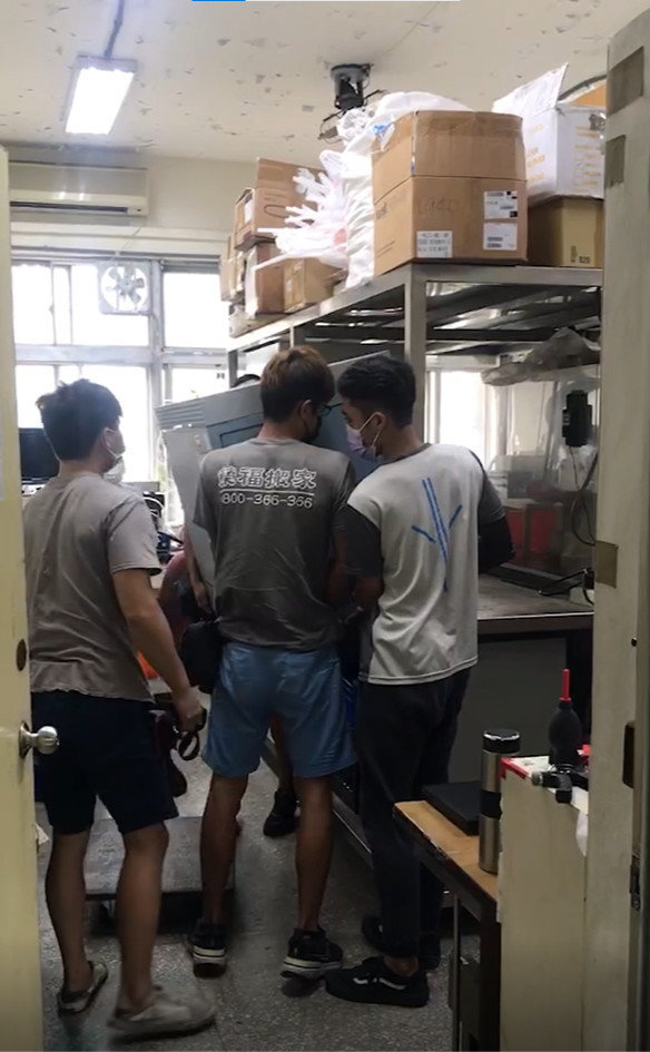 特殊搬運、搬重物【榮福搬家】醫療器材、醫療設備搬運、實驗室器材搬運、實業室高溫加熱器、科技大學社團設備移動、搬運搬單一物件、南港搬家、桃園搬家公司推薦、新北搬家公司推薦、可配合校園室內移動、生技科學儀器搬運、海關箱待拆、醫療儀器專業搬運、公司行號搬、專搬重物、搬工服務、人力搬運,針對顧客都秉持以用心實在專業搬家技巧,搬家實在用心值得您的信賴與選擇。歡迎來電咨詢02-2651-2727,榮福搬家有專員立即為您服務。 特殊搬運、搬重物【榮福搬家】醫療器材、醫療設備搬運、實驗室器材搬運、實業室高溫加熱器、科技大學社團設備移動、搬運搬單一物件、南港搬家、桃園搬家公司推薦、新北搬家公司推薦、可配合校園室內移動、生技科學儀器搬運、海關箱待拆、醫療儀器專業搬運、公司行號搬、專搬重物、搬工服務、人力搬運,針對顧客都秉持以用心實在專業搬家技巧,搬家實在用心值得您的信賴與選擇。歡迎來電咨詢02-2651-2727,榮福搬家有專員立即為您服務。
