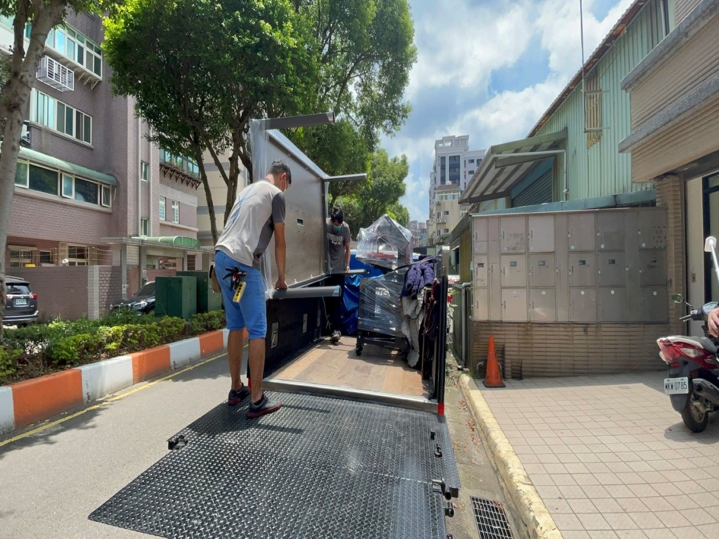 特殊搬運、搬重物【榮福搬家】只搬單一物件、基隆搬家、南港搬家、桃園搬家公司推薦、新北搬家公司推薦、企業搬運服務、搬公司行號、廠房遷移、成衣工廠設備搬移、桌上型紡織機(加熱型)、紡織直噴機、商用列印機搬移、熱轉印機搬移、工業型列印機、學校單位大型海報印表機、精緻包裝、家庭搬家、搬鋼琴、搬工計時、搬工服務、人力搬運,針對顧客都秉持以用心實在專業搬家技巧,搬家實在用心值得您的信賴與選擇。歡迎來電咨詢02-2651-2727,榮福搬家有專員立即為您服務。 特殊搬運、搬重物【榮福搬家】只搬單一物件、基隆搬家、南港搬家、桃園搬家公司推薦、新北搬家公司推薦、企業搬運服務、搬公司行號、廠房遷移、成衣工廠設備搬移、桌上型紡織機(加熱型)、紡織直噴機、商用列印機搬移、熱轉印機搬移、工業型列印機、學校單位大型海報印表機、精緻包裝、家庭搬家、搬鋼琴、搬工計時、搬工服務、人力搬運,針對顧客都秉持以用心實在專業搬家技巧,搬家實在用心值得您的信賴與選擇。歡迎來電咨詢02-2651-2727,榮福搬家有專員立即為您服務。