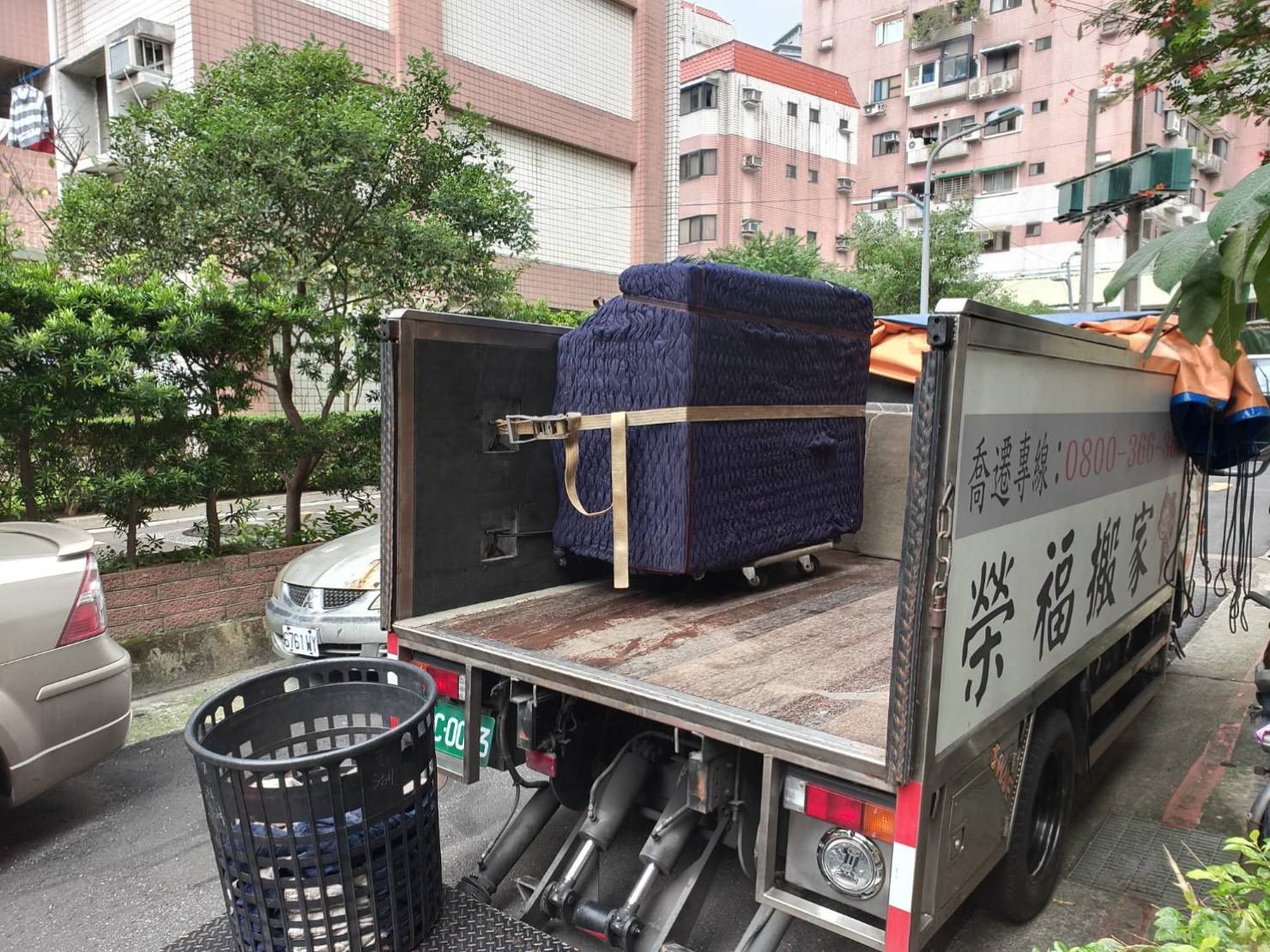 新北搬家【榮福搬家】搬家首選、台北搬家推薦:榮福搬家精搬鋼琴-將鋼琴搬運至貨車上後,以機器繩固定於防碰撞特殊材質車身面。 新北搬家【榮福搬家】搬家首選、台北搬家推薦:榮福搬家精搬鋼琴-將鋼琴搬運至貨車上後,以機器繩固定於防碰撞特殊材質車身面。