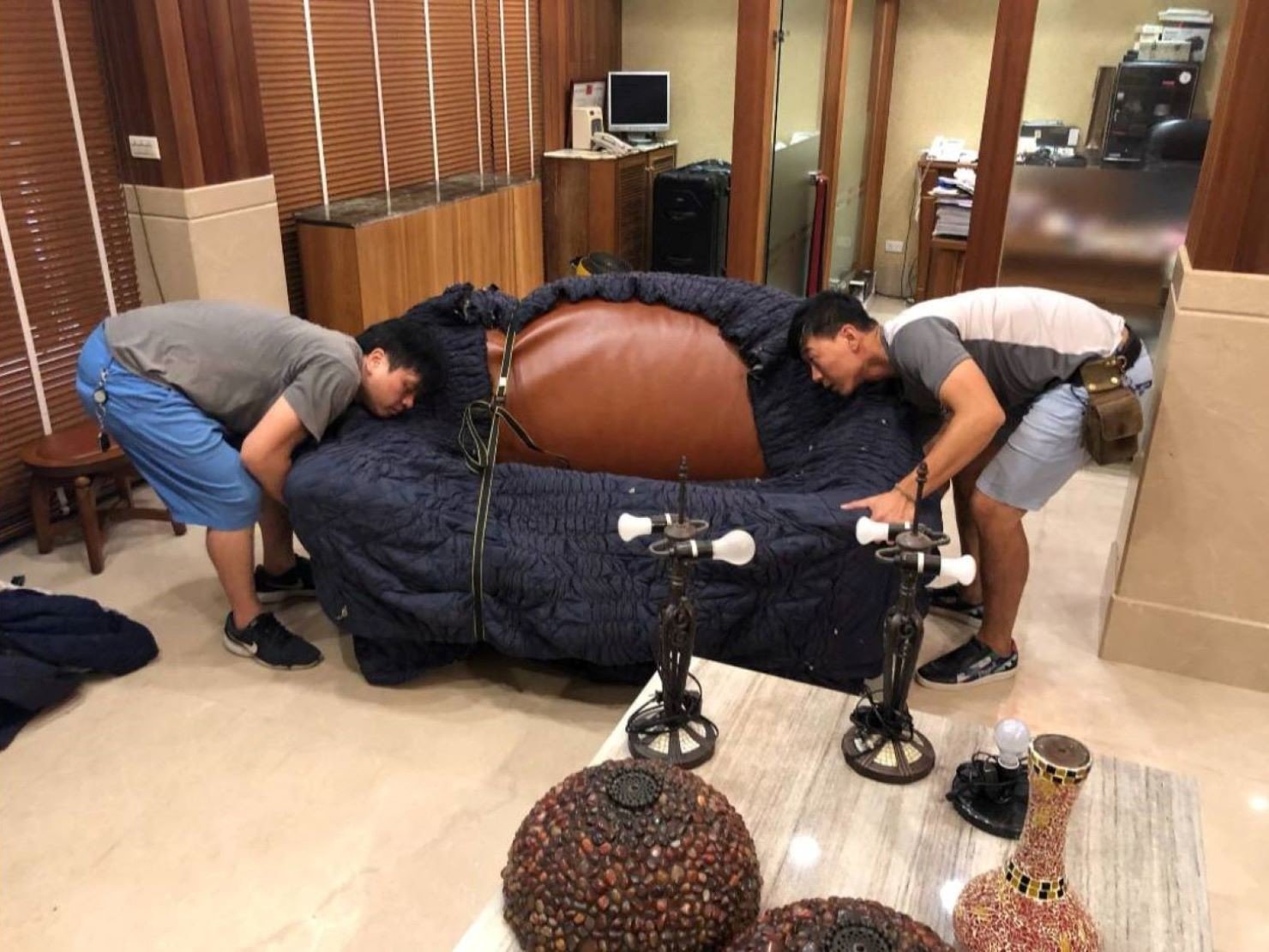 搬家公司推薦【榮福搬家】值得您來選擇:兩位師傅一組合力將雙人皮沙發搬運起來 搬家公司推薦【榮福搬家】值得您來選擇:兩位師傅一組合力將雙人皮沙發搬運起來