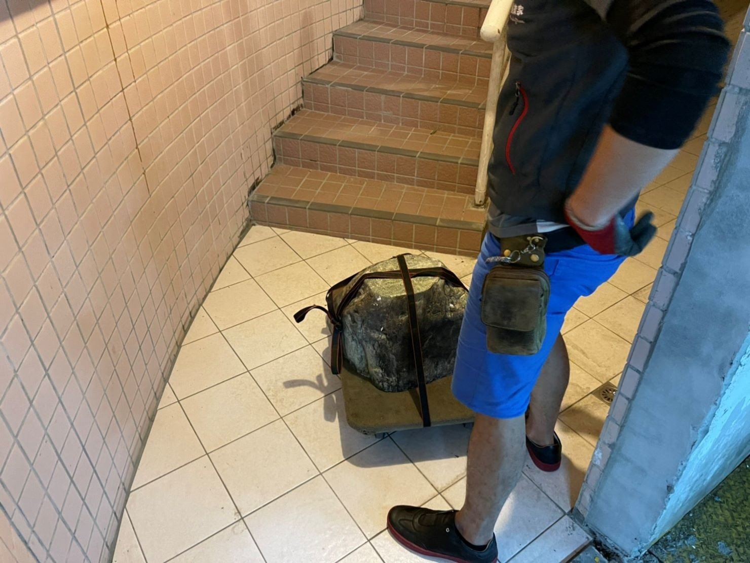 搬重物【榮福搬家公司】石墩搬運、搬石椅、搬石頭桌、搬洗衣機、搬披薩窯、精搬金庫、搬保險櫃、精搬魚缸、精搬鋼琴、跨縣搬家、搬工派遣、搬運、搬床墊、搬冰箱、搬家具、搬家首選、吊掛搬運、吊家具搬運、特殊重物搬運、專搬重物、新北搬家推薦、搬家公司、基隆搬家、南港搬家、桃園搬家公司、台北搬家公司推薦:大台北搬家,精緻包裝搬運「細膩包裝、專業搬運、用心服務、以客為尊」是榮福搬家公司的宗旨與精神。歡迎立即來電02-2651-2727專人服務。 搬重物【榮福搬家公司】石墩搬運、搬石椅、搬石頭桌、搬洗衣機、搬披薩窯、精搬金庫、搬保險櫃、精搬魚缸、精搬鋼琴、跨縣搬家、搬工派遣、搬運、搬床墊、搬冰箱、搬家具、搬家首選、吊掛搬運、吊家具搬運、特殊重物搬運、專搬重物、新北搬家推薦、搬家公司、基隆搬家、南港搬家、桃園搬家公司、台北搬家公司推薦:大台北搬家,精緻包裝搬運「細膩包裝、專業搬運、用心服務、以客為尊」是榮福搬家公司的宗旨與精神。歡迎立即來電02-2651-2727專人服務。
