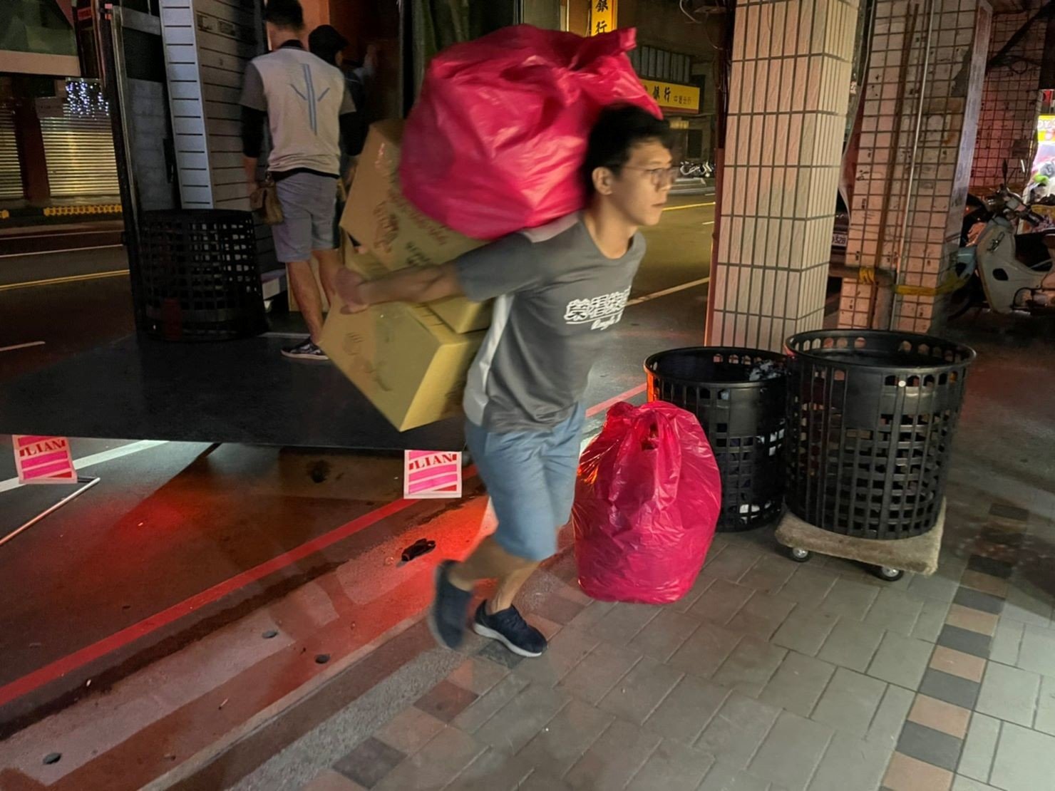 捷運地下街店面搬遷【榮福搬家公司】店面搬遷、精搬金庫、搬保險櫃、精搬魚缸、魚缸搬運、跨縣搬家、搬工派遣、搬洗衣機、搬床墊、搬冰箱、搬家具、搬家首選、吊掛搬運、吊家具搬運、新北搬家公司推薦、桃園搬家推薦、南港搬家、基隆搬家、台北搬家公司推薦:大台北搬家,精緻包裝搬運「細膩包裝、專業搬運、用心服務、以客為尊」是榮福搬家公司的宗旨與精神。歡迎立即來電02-2651-2727專人服務。 捷運地下街店面搬遷【榮福搬家公司】店面搬遷、精搬金庫、搬保險櫃、精搬魚缸、魚缸搬運、跨縣搬家、搬工派遣、搬洗衣機、搬床墊、搬冰箱、搬家具、搬家首選、吊掛搬運、吊家具搬運、新北搬家公司推薦、桃園搬家推薦、南港搬家、基隆搬家、台北搬家公司推薦:大台北搬家,精緻包裝搬運「細膩包裝、專業搬運、用心服務、以客為尊」是榮福搬家公司的宗旨與精神。歡迎立即來電02-2651-2727專人服務。