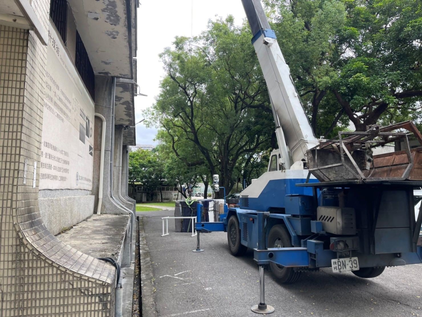 特殊重物搬運、專搬重物、特殊搬運、搬生醫設備【榮福搬家公司】跨縣市搬家、搬工計時、人工搬運、搬直立式冷凍櫃、搬超低溫冰箱、負86度超低溫冰箱搬運、營業用冰箱搬運、搬機械設備、各式機台搬運、精密儀器、臥室工作檯冰箱、實驗室設備、廚房大型設備搬運、搬營業用製冰機、廠房遷移、店面搬遷,實驗室搬遷、搬家首選、吊車吊掛搬運、吊家具搬運、台北搬家公司推薦:大台北搬家,精緻包裝搬運「細膩包裝、專業搬運、用心服務、以客為尊」是榮福搬家公司的宗旨與精神。歡迎立即來電02-2651-2727專人服務。 特殊重物搬運、專搬重物、特殊搬運、搬生醫設備【榮福搬家公司】跨縣市搬家、搬工計時、人工搬運、搬直立式冷凍櫃、搬超低溫冰箱、負86度超低溫冰箱搬運、營業用冰箱搬運、搬機械設備、各式機台搬運、精密儀器、臥室工作檯冰箱、實驗室設備、廚房大型設備搬運、搬營業用製冰機、廠房遷移、店面搬遷,實驗室搬遷、搬家首選、吊車吊掛搬運、吊家具搬運、台北搬家公司推薦:大台北搬家,精緻包裝搬運「細膩包裝、專業搬運、用心服務、以客為尊」是榮福搬家公司的宗旨與精神。歡迎立即來電02-2651-2727專人服務。