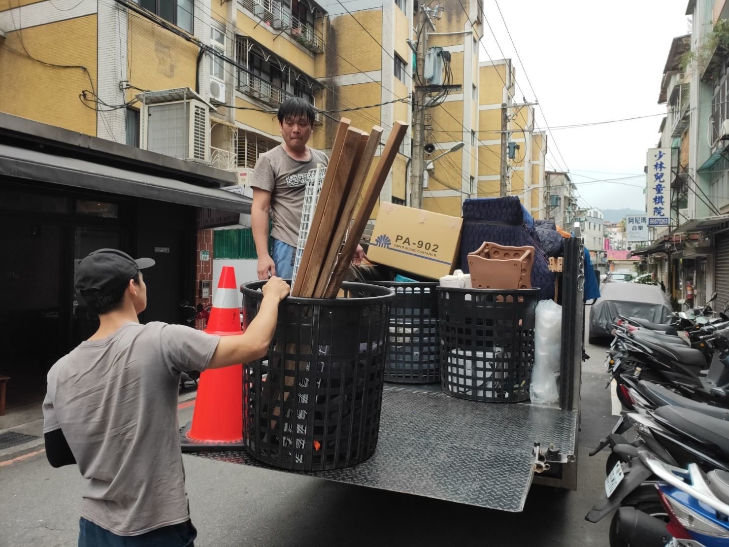 搬重物、專搬鋼琴【榮福搬家公司】搬醫療床、搬電動床、石墩搬運、搬石椅、搬洗衣機、搬披薩窯、精搬金庫、搬保險櫃、精搬魚缸、精搬鋼琴、跨縣市搬家、搬工派遣、搬運、床墊搬運、冰箱搬運、搬家具、大型家具搬運、家電搬運、搬家首選、吊掛搬運、吊家具搬運、特殊重物搬運、專搬重物、新北搬家推薦、搬家公司、基隆搬家、南港搬家、桃園搬家公司、台北搬家公司推薦:大台北搬家,精緻包裝搬運「細膩包裝、專業搬運、用心服務、以客為尊」是榮福搬家公司的宗旨與精神。歡迎立即來電02-2651-2727專人服務。 搬重物、專搬鋼琴【榮福搬家公司】搬醫療床、搬電動床、石墩搬運、搬石椅、搬洗衣機、搬披薩窯、精搬金庫、搬保險櫃、精搬魚缸、精搬鋼琴、跨縣市搬家、搬工派遣、搬運、床墊搬運、冰箱搬運、搬家具、大型家具搬運、家電搬運、搬家首選、吊掛搬運、吊家具搬運、特殊重物搬運、專搬重物、新北搬家推薦、搬家公司、基隆搬家、南港搬家、桃園搬家公司、台北搬家公司推薦:大台北搬家,精緻包裝搬運「細膩包裝、專業搬運、用心服務、以客為尊」是榮福搬家公司的宗旨與精神。歡迎立即來電02-2651-2727專人服務。