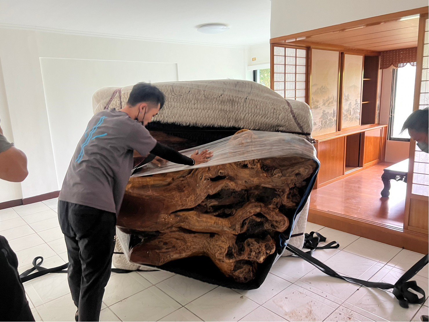 特殊搬運、搬重物【榮福搬家公司】單一家具搬運、原木桌、原木樹根茶桌、原木泡茶桌、實木桌、實木泡茶桌、專業搬運、進口原木餐桌、500公斤原木桌搬運、跨縣市搬家、搬工計時、人力搬運、搬家首選、吊掛搬運、特殊重物搬運、專搬重物、搬重物技巧、新北搬家公司推薦、搬家車、搬家公司、基隆搬家、南港搬家、桃園搬家公司推薦、台北搬家公司推薦:大台北搬家,精緻包裝搬運「細膩包裝、專業搬運、用心服務、以客為尊」是榮福搬家公司的宗旨與精神。歡迎立即來電02-2651-2727專人服務。 特殊搬運、搬重物【榮福搬家公司】單一家具搬運、原木桌、原木樹根茶桌、原木泡茶桌、實木桌、實木泡茶桌、專業搬運、進口原木餐桌、500公斤原木桌搬運、跨縣市搬家、搬工計時、人力搬運、搬家首選、吊掛搬運、特殊重物搬運、專搬重物、搬重物技巧、新北搬家公司推薦、搬家車、搬家公司、基隆搬家、南港搬家、桃園搬家公司推薦、台北搬家公司推薦:大台北搬家,精緻包裝搬運「細膩包裝、專業搬運、用心服務、以客為尊」是榮福搬家公司的宗旨與精神。歡迎立即來電02-2651-2727專人服務。