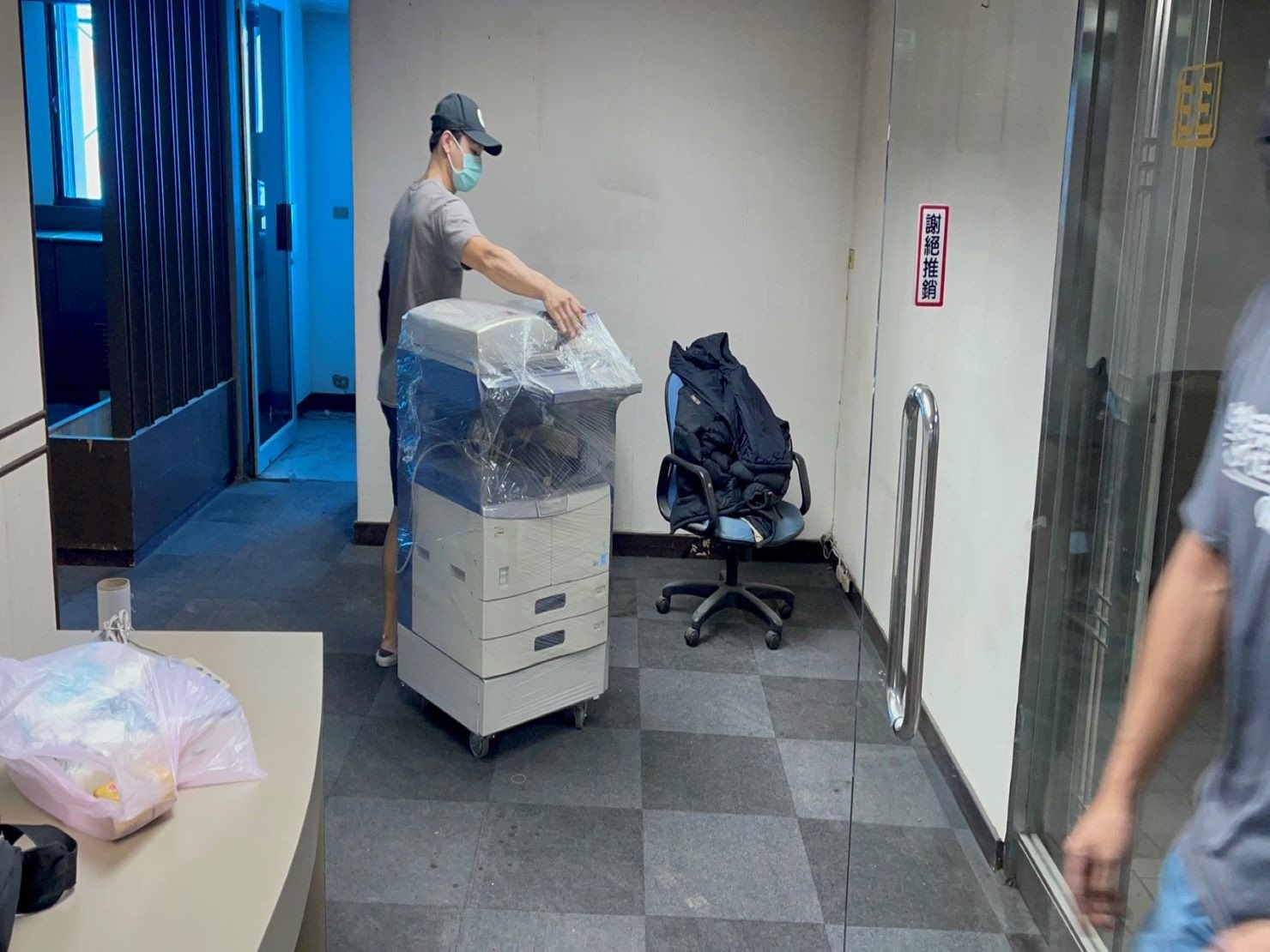 搬金庫、重物搬運【榮福搬家公司】石墩搬運、搬石椅、搬石頭桌、搬洗衣機、搬披薩窯、精搬金庫、搬保險櫃、精搬魚缸、精搬鋼琴、跨縣市搬家、搬工派遣、搬運、床墊搬運、冰箱搬運、大型家具搬運、單件家具運送、單一物件搬運、搬家首選、吊掛搬運、吊家具搬運、特殊重物搬運、專搬重物、新北搬家推薦、搬家公司、基隆搬家、南港搬家、桃園搬家公司、台北搬家公司推薦:大台北搬家,精緻包裝搬運「細膩包裝、專業搬運、用心服務、以客為尊」是榮福搬家公司的宗旨與精神。歡迎立即來電02-2651-2727專人服務。 搬金庫、重物搬運【榮福搬家公司】石墩搬運、搬石椅、搬石頭桌、搬洗衣機、搬披薩窯、精搬金庫、搬保險櫃、精搬魚缸、精搬鋼琴、跨縣市搬家、搬工派遣、搬運、床墊搬運、冰箱搬運、大型家具搬運、單件家具運送、單一物件搬運、搬家首選、吊掛搬運、吊家具搬運、特殊重物搬運、專搬重物、新北搬家推薦、搬家公司、基隆搬家、南港搬家、桃園搬家公司、台北搬家公司推薦:大台北搬家,精緻包裝搬運「細膩包裝、專業搬運、用心服務、以客為尊」是榮福搬家公司的宗旨與精神。歡迎立即來電02-2651-2727專人服務。