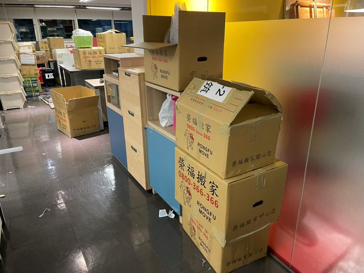 搬家公司推薦、台北搬家推薦【榮福搬家公司】南港搬家、桃園搬家公司推薦、新北搬家公司推薦、企業搬運服務、搬公司行號、廠房遷移、屏風拆裝、公司行號搬遷、政府機關搬遷、百貨專櫃遷移、學校單位搬遷、雜貨店搬遷、精緻包裝、家庭搬家、搬鋼琴、搬工、搬家公司紙箱、黃色膠帶、搬家估價、基隆搬家、家具拆裝、搬家具,針對顧客都秉持以用心實在專業搬家技巧,搬家實在用心值得您的信賴與選擇。歡迎來電咨詢02-2651-2727,榮福搬家有專員立即為您服務。 搬家公司推薦、台北搬家推薦【榮福搬家公司】南港搬家、桃園搬家公司推薦、新北搬家公司推薦、企業搬運服務、搬公司行號、廠房遷移、屏風拆裝、公司行號搬遷、政府機關搬遷、百貨專櫃遷移、學校單位搬遷、雜貨店搬遷、精緻包裝、家庭搬家、搬鋼琴、搬工、搬家公司紙箱、黃色膠帶、搬家估價、基隆搬家、家具拆裝、搬家具,針對顧客都秉持以用心實在專業搬家技巧,搬家實在用心值得您的信賴與選擇。歡迎來電咨詢02-2651-2727,榮福搬家有專員立即為您服務。