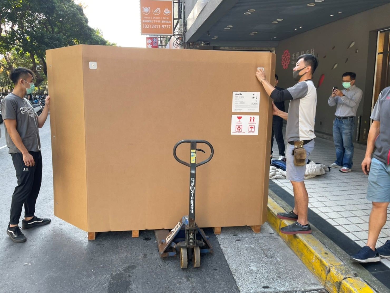 搬重物、重物搬運【榮福搬家公司】石墩搬運、搬石椅、搬石頭桌、搬洗衣機、搬披薩窯、精搬金庫、搬保險櫃、精搬魚缸、精搬鋼琴、跨縣搬家、搬工派遣、搬運、床墊搬運、冰箱搬運、搬營業用冰箱、鋼琴搬運、超低溫冷凍櫃搬運、滾筒洗衣機搬運、搬醫療床、搬電動床、搬家具、搬家首選、吊掛搬運、吊家具搬運、特殊重物搬運、專搬重物、重物搬運器、單一重物搬運、新北搬家推薦、搬家公司、基隆搬家、南港搬家、桃園搬家公司、台北搬家公司推薦:大台北搬家,精緻包裝搬運「細膩包裝、專業搬運、用心服務、以客為尊」是榮福搬家公司的宗旨與精神。歡迎立即來電02-2651-2727專人服務。 搬重物、重物搬運【榮福搬家公司】石墩搬運、搬石椅、搬石頭桌、搬洗衣機、搬披薩窯、精搬金庫、搬保險櫃、精搬魚缸、精搬鋼琴、跨縣搬家、搬工派遣、搬運、床墊搬運、冰箱搬運、搬營業用冰箱、鋼琴搬運、超低溫冷凍櫃搬運、滾筒洗衣機搬運、搬醫療床、搬電動床、搬家具、搬家首選、吊掛搬運、吊家具搬運、特殊重物搬運、專搬重物、重物搬運器、單一重物搬運、新北搬家推薦、搬家公司、基隆搬家、南港搬家、桃園搬家公司、台北搬家公司推薦:大台北搬家,精緻包裝搬運「細膩包裝、專業搬運、用心服務、以客為尊」是榮福搬家公司的宗旨與精神。歡迎立即來電02-2651-2727專人服務。