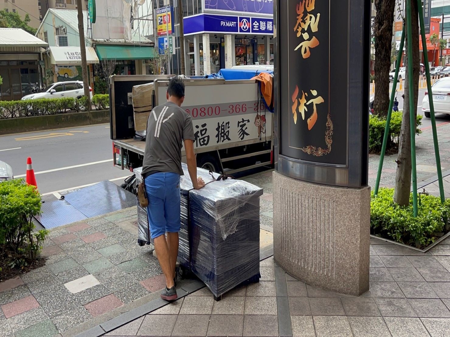 搬家首選【榮福搬家公司】木雕刻品、木雕神像、木雕刻藝術品、玉雕藝術品、近百萬大型玉雕物件、藝術品店搬運、大型玉雕馬、跨縣市搬家、搬工計時、搬家具、搬家首選、特殊重物搬運、用心防護、精緻包裝、搬重物技巧、新北搬家公司推薦、搬家車、搬家公司、基隆搬家、南港搬家、桃園搬家公司推薦、台北搬家公司推薦:大台北搬家,精緻包裝搬運「細膩包裝、專業搬運、用心服務、以客為尊」是榮福搬家公司的宗旨與精神。歡迎立即來電02-2651-2727專人服務。 搬家首選【榮福搬家公司】木雕刻品、木雕神像、木雕刻藝術品、玉雕藝術品、近百萬大型玉雕物件、藝術品店搬運、大型玉雕馬、跨縣市搬家、搬工計時、搬家具、搬家首選、特殊重物搬運、用心防護、精緻包裝、搬重物技巧、新北搬家公司推薦、搬家車、搬家公司、基隆搬家、南港搬家、桃園搬家公司推薦、台北搬家公司推薦:大台北搬家,精緻包裝搬運「細膩包裝、專業搬運、用心服務、以客為尊」是榮福搬家公司的宗旨與精神。歡迎立即來電02-2651-2727專人服務。
