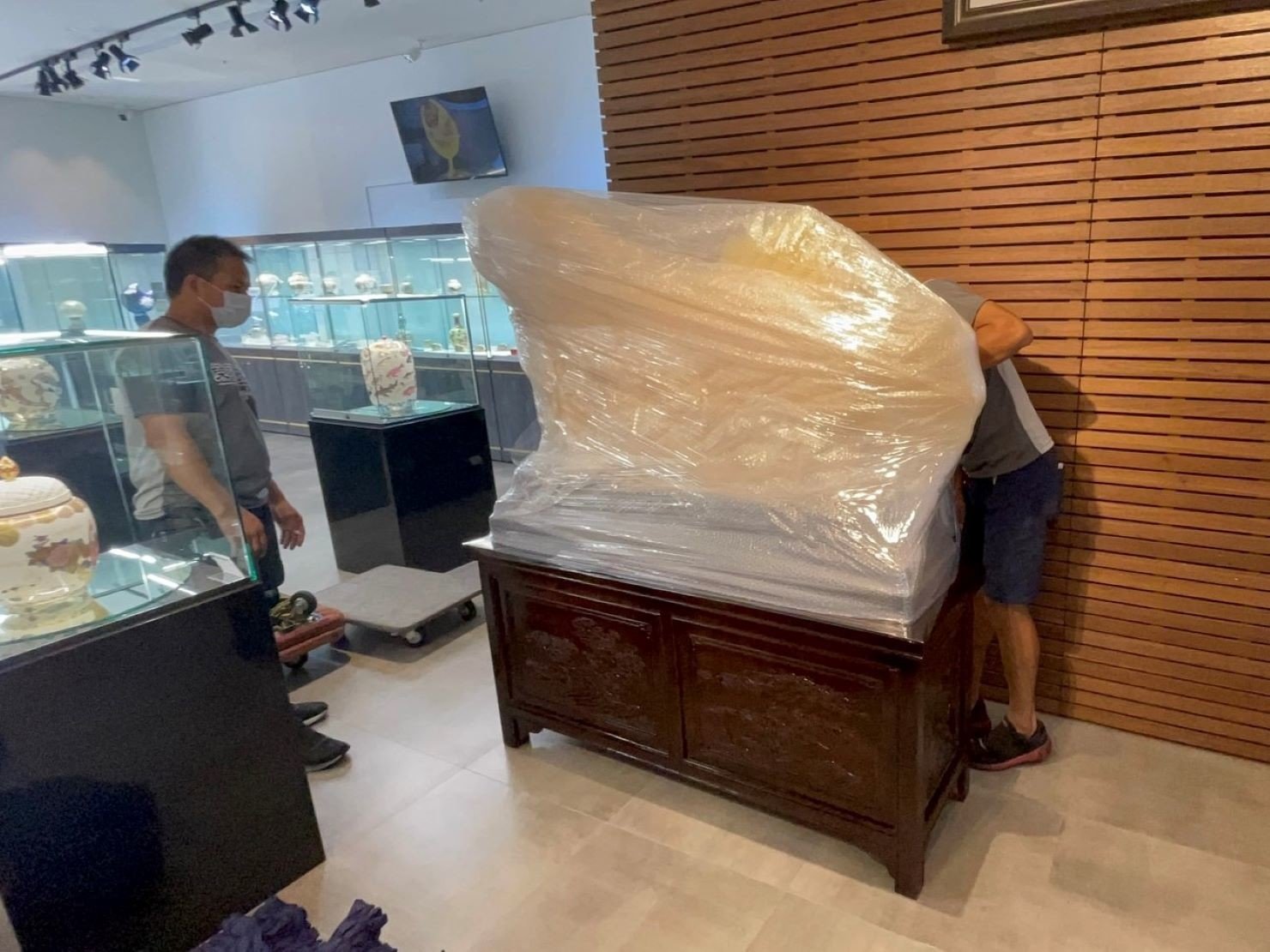 台北精搬貴重藝術品∣南港精搬貴重藝術品∣新北精搬貴重藝術品∣雙北精搬貴重藝術品∣汐止精搬貴重藝術品∣中永和精搬貴重藝術品∣板橋精搬貴重藝術品∣五股精搬貴重藝術品∣基隆精搬貴重藝術品∣桃園精搬貴重藝術品∣專業搬玉石藝術品推薦【榮福搬家公司】具專業團隊擁有精緻包裝組及重物搬運組,能依據業主、顧客需求分派其專業團隊組,進行各項藝術品專業安全搬運服務;給予最優質、放心各項搬家、搬運需求。 台北精搬貴重藝術品∣南港精搬貴重藝術品∣新北精搬貴重藝術品∣雙北精搬貴重藝術品∣汐止精搬貴重藝術品∣中永和精搬貴重藝術品∣板橋精搬貴重藝術品∣五股精搬貴重藝術品∣基隆精搬貴重藝術品∣桃園精搬貴重藝術品∣專業搬玉石藝術品推薦【榮福搬家公司】具專業團隊擁有精緻包裝組及重物搬運組,能依據業主、顧客需求分派其專業團隊組,進行各項藝術品專業安全搬運服務;給予最優質、放心各項搬家、搬運需求。