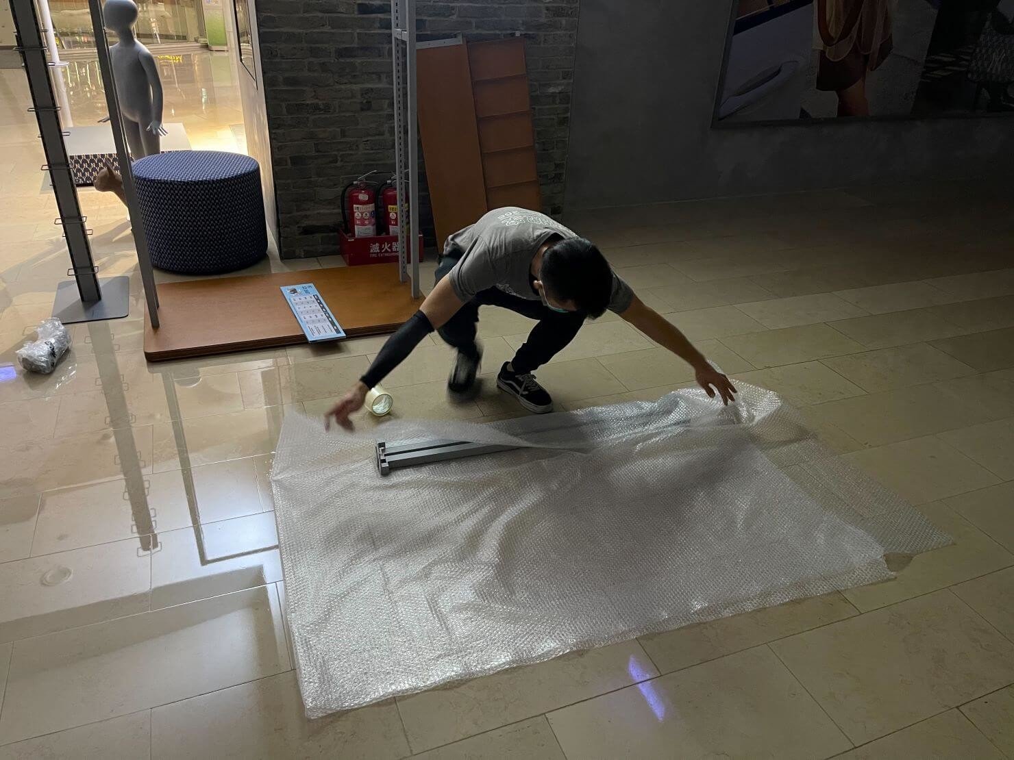 【榮福搬家】百貨倉儲暫放精緻包裝、百貨撤櫃、展示架搬運、中島雙排架搬運、服裝店展示架搬運、落地是掛衣架搬運,服飾店模特兒搬運、品牌大型公仔搬運、海外公仔搬運、公仔精緻包裝、模型精緻包裝,台北搬家公司推薦:大台北搬家,精緻包裝搬運「細膩包裝、專業搬運、用心服務、以客為尊」是榮福搬家公司的宗旨與精神。歡迎立即來電02-2651-2727專人服務。 【榮福搬家】百貨倉儲暫放精緻包裝、百貨撤櫃、展示架搬運、中島雙排架搬運、服裝店展示架搬運、落地是掛衣架搬運,服飾店模特兒搬運、品牌大型公仔搬運、海外公仔搬運、公仔精緻包裝、模型精緻包裝,台北搬家公司推薦:大台北搬家,精緻包裝搬運「細膩包裝、專業搬運、用心服務、以客為尊」是榮福搬家公司的宗旨與精神。歡迎立即來電02-2651-2727專人服務。