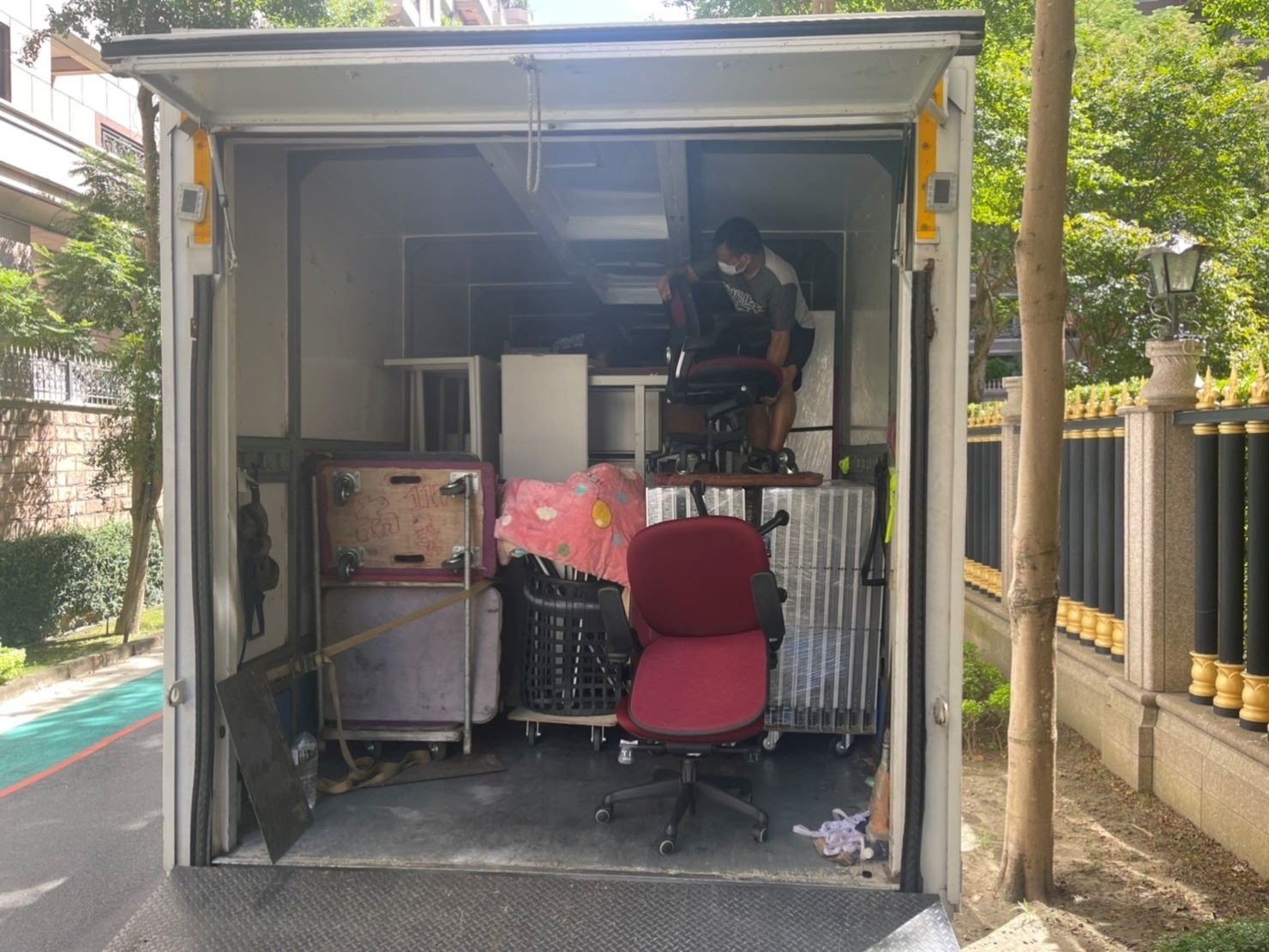 搬家公司推薦、台北搬家推薦【榮福搬家公司】搬遷估價、南港搬家、桃園搬家公司推薦、新北搬家公司推薦、基隆搬家、搬沙發、搬保險箱、金庫搬運、搬活動櫃、搬公文櫃、搬保密櫃、搬辦公桌、旋轉椅、辦公椅、搬資料櫃、辦公室遷移、搬會客桌、碎紙機、印表機、搬玻璃櫥櫃、會議桌搬運、OA屏風拆裝、事務機搬運、搬電腦設備、公司行號搬遷、政府機關搬遷、學校單位搬遷、精緻包裝、搬家紙箱、搬鐵櫃、搬保密文件、保密文件銷毀、搬工計時、搬工服務、人力搬運,針對顧客都秉持以用心實在專業搬家技巧,搬家實在用心值得您的信賴與選擇。歡迎來電咨詢02-2651-2727,榮福搬家有專員立即為您服務。 搬家公司推薦、台北搬家推薦【榮福搬家公司】搬遷估價、南港搬家、桃園搬家公司推薦、新北搬家公司推薦、基隆搬家、搬沙發、搬保險箱、金庫搬運、搬活動櫃、搬公文櫃、搬保密櫃、搬辦公桌、旋轉椅、辦公椅、搬資料櫃、辦公室遷移、搬會客桌、碎紙機、印表機、搬玻璃櫥櫃、會議桌搬運、OA屏風拆裝、事務機搬運、搬電腦設備、公司行號搬遷、政府機關搬遷、學校單位搬遷、精緻包裝、搬家紙箱、搬鐵櫃、搬保密文件、保密文件銷毀、搬工計時、搬工服務、人力搬運,針對顧客都秉持以用心實在專業搬家技巧,搬家實在用心值得您的信賴與選擇。歡迎來電咨詢02-2651-2727,榮福搬家有專員立即為您服務。